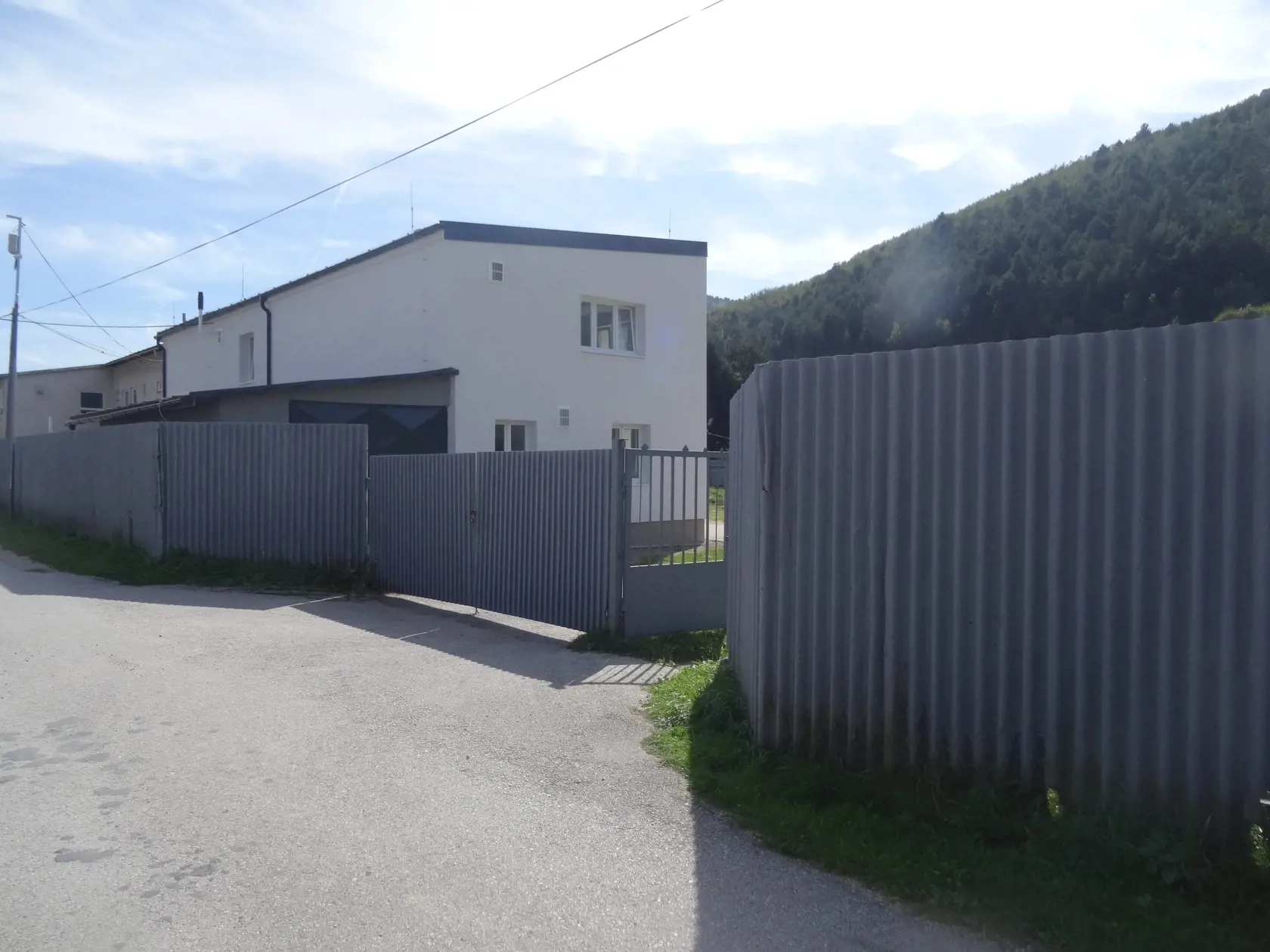 Budova pri ihrisku, kde sa mali žiaci pôvodne učiť stále nie je dokončená a preto nie je skolaudovaná.