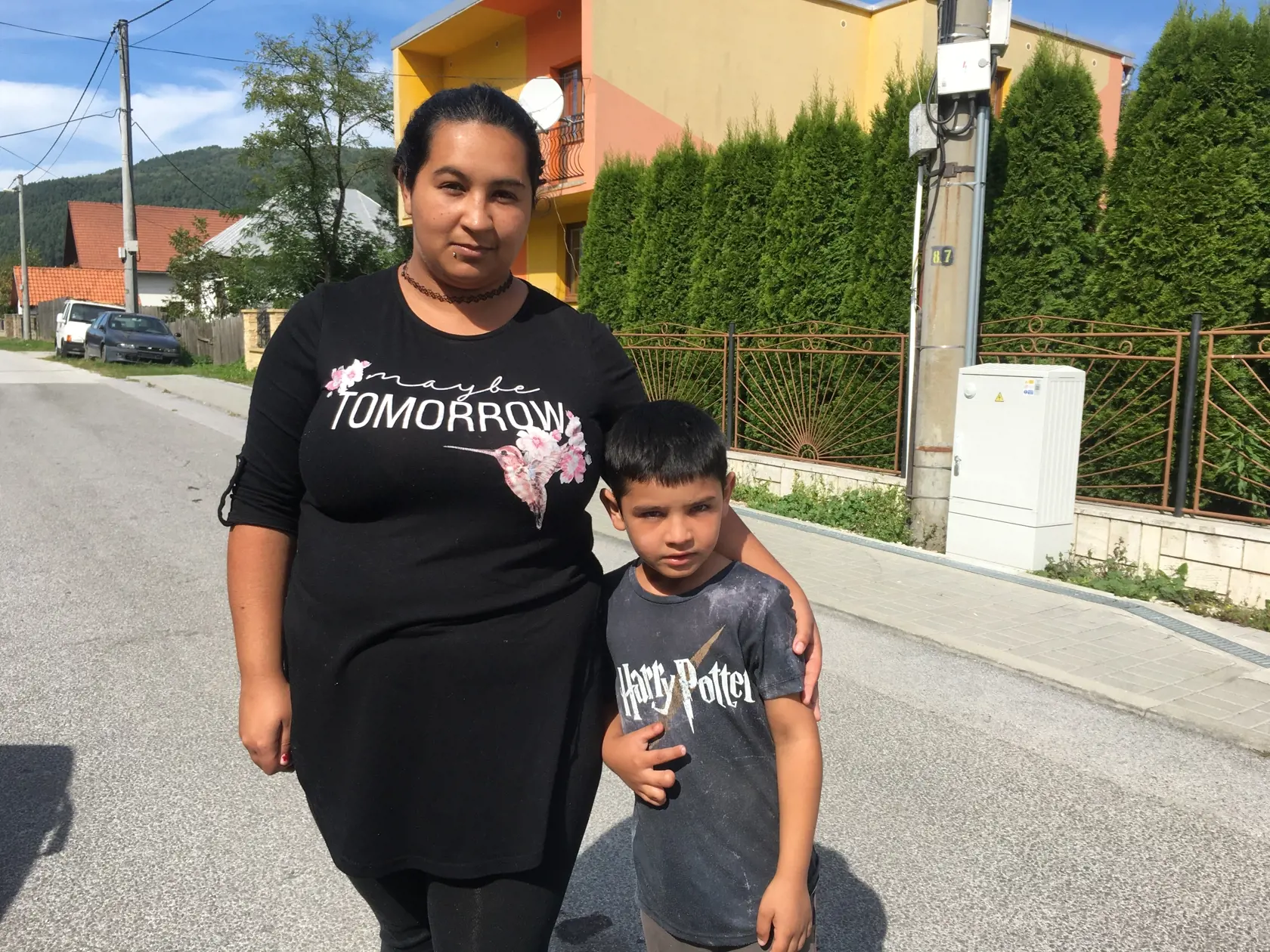 Monika Tulejová so synom Rolandom (7) sa tešia, že vyučovanie sa už konečne začalo.