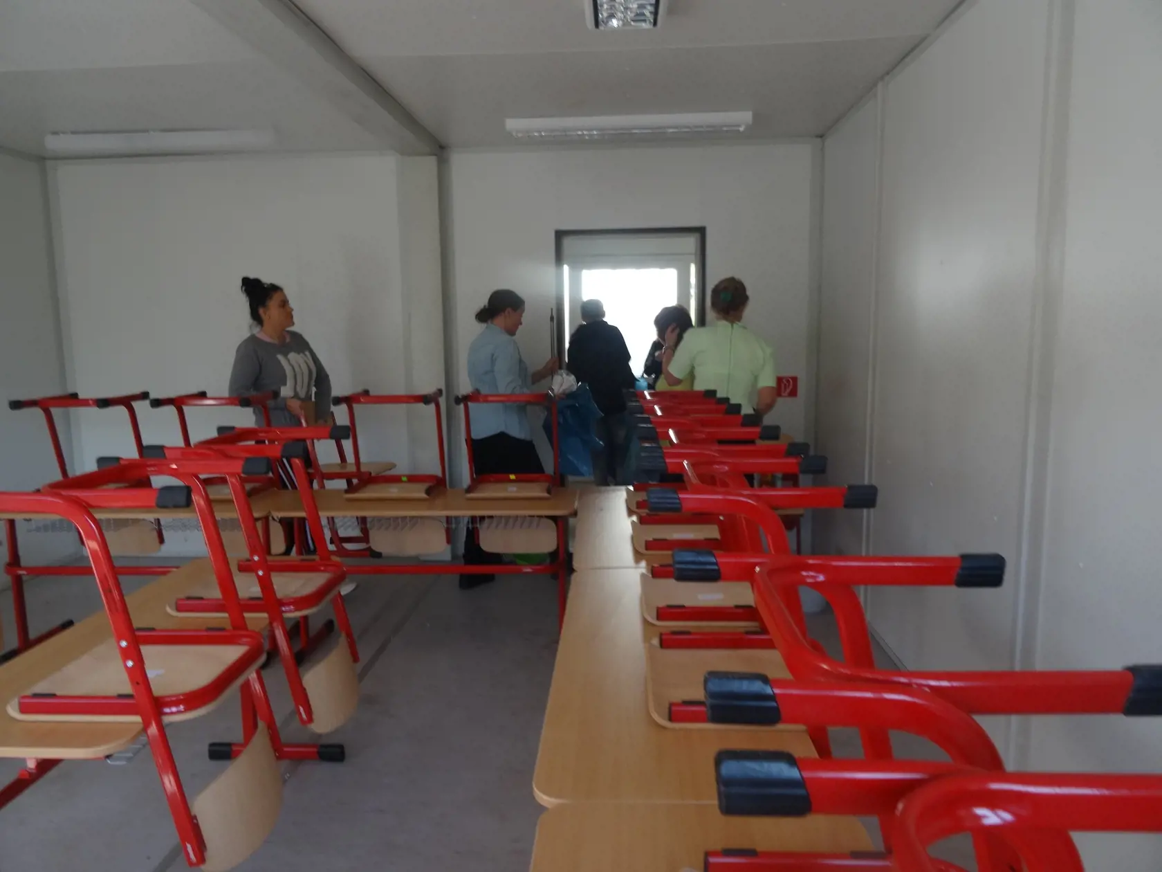 Pedagógovia po rannej slávnosti prezliekli sa do pracovného a upratovali kontajnery, aby všetko bolo tak, ako má byť.