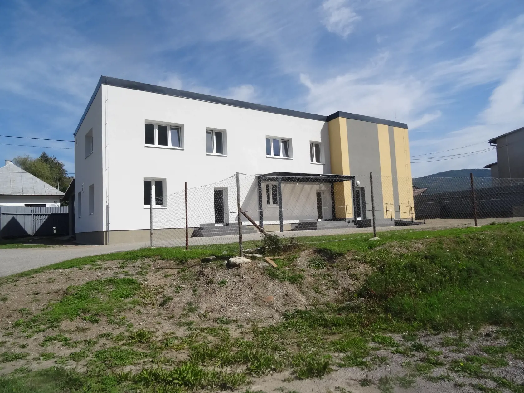 Budova pri ihrisku, kde sa mali žiaci pôvodne učiť stále nie je dokončená a preto nie je skolaudovaná.