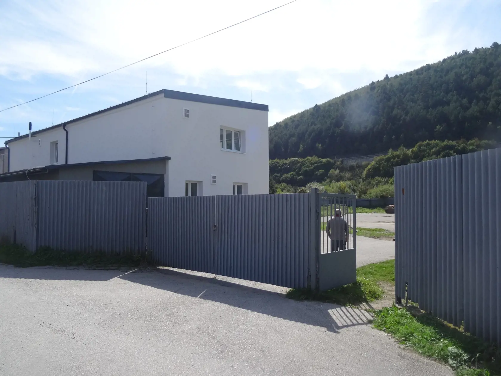 Budova pri ihrisku, kde sa mali žiaci pôvodne učiť stále nie je dokončená a preto nie je skolaudovaná.