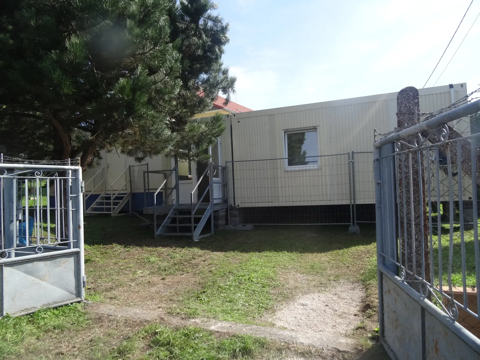 Kontajnerová škola stojí na dvore miestnej špeciálnej školy.