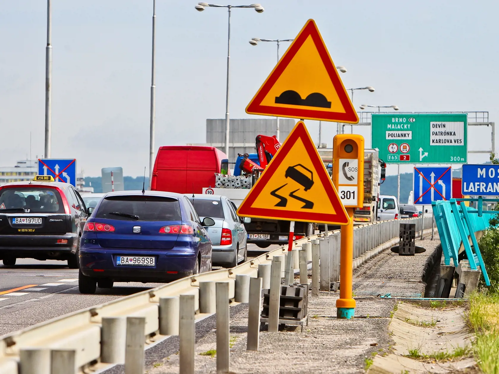 Z dôvodu poškodeného mostného záveru bratislavského diaľničného mosta Lafranconi, Národná diaľničná spoločnosť realizuje za plnej premávky jeho výmenu.