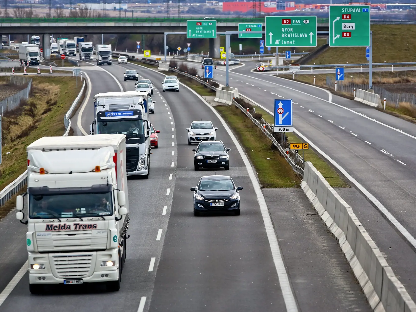 Na snimke system elektronickych dialnicnych znamok pre osobne motorove vozidla na slovenskych dialniciach.