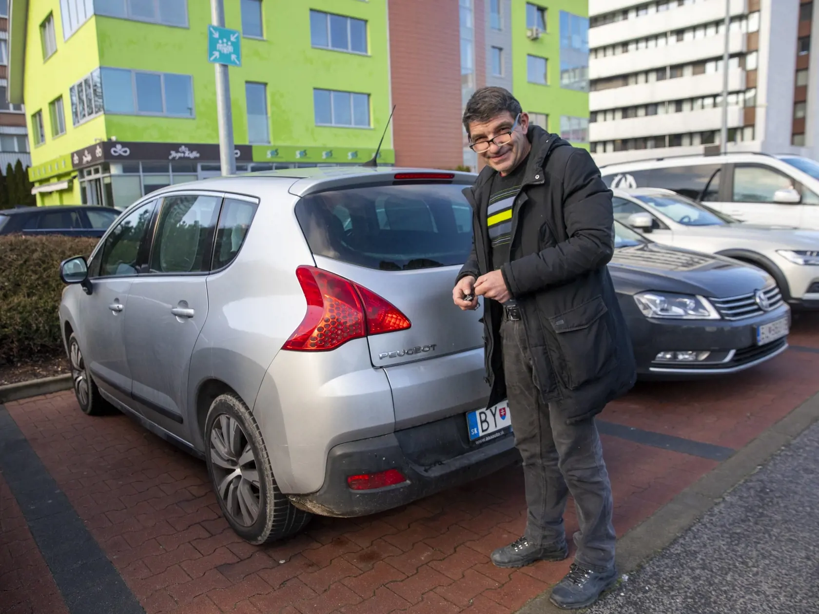 Leon (54) - Neschvaľujem to, ale čo mám robiť, keď nemám peniaze na nové, tak si musím kúpiť staré.