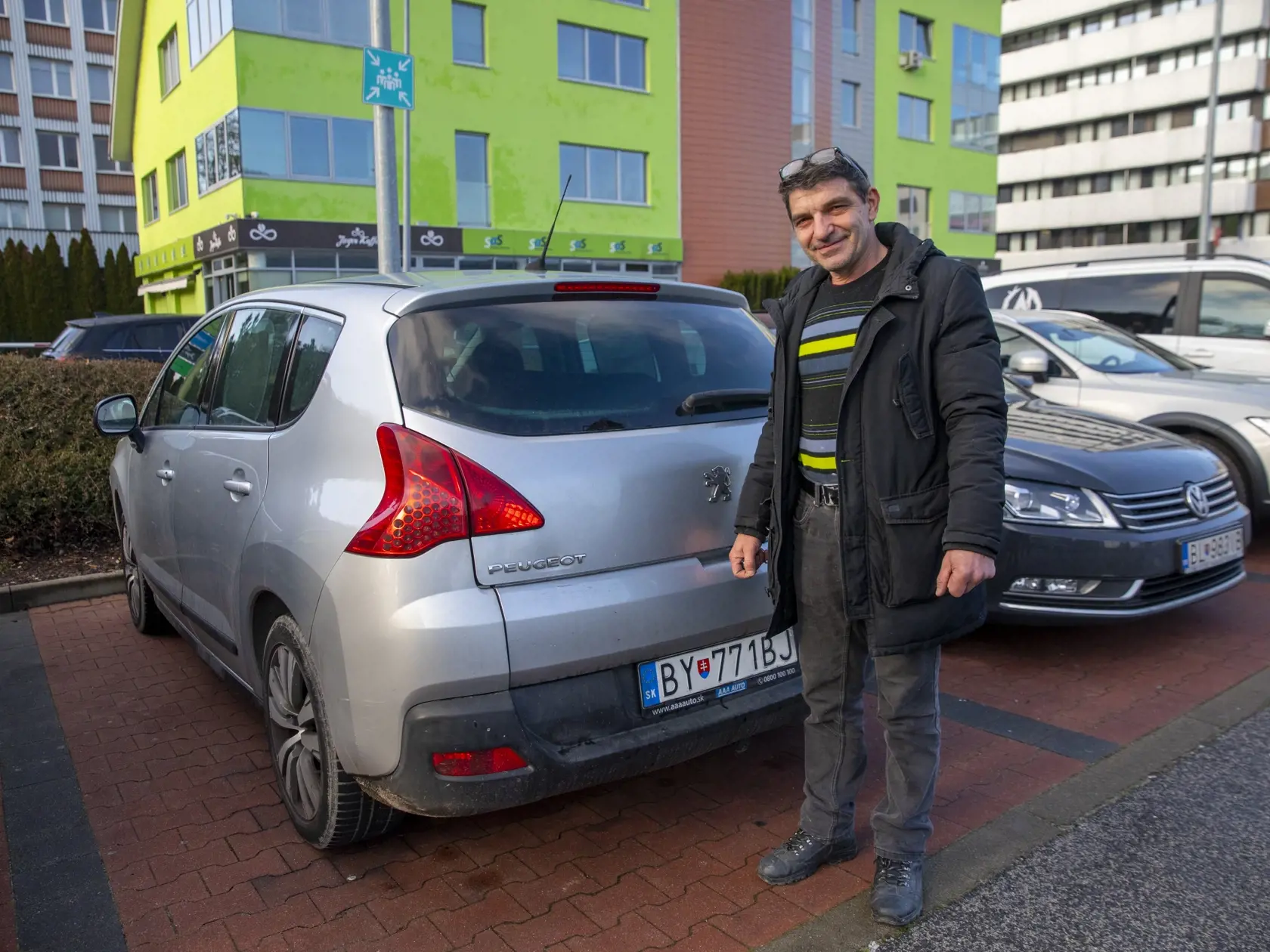 Leon (54) - Neschvaľujem to, ale čo mám robiť, keď nemám peniaze na nové, tak si musím kúpiť staré.