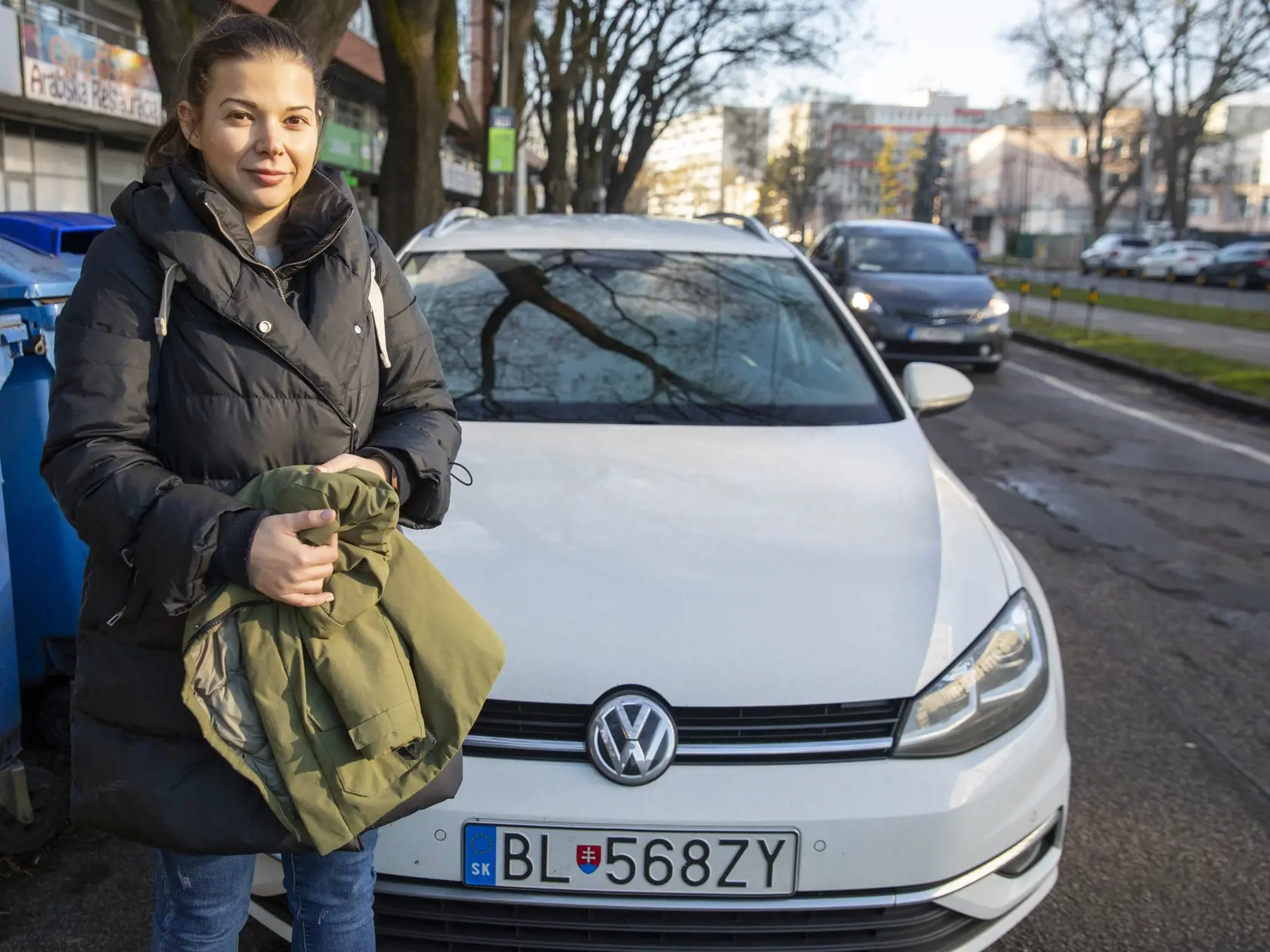 Lucia (33) - Nepočula som ešte o tom, ale všetko ide tak rapídne hore. Na druhej strane, ja som ten typ, čo myslí ekologicky a vidím koľko vrakov kade- tade stojí a možno toto bude práve ten aspekt, ktorý pomôže tomu, aby sa preriedili tie parkoviska od tých vrakov. Nevravím, že som za, ale je tam na tom niečo dobré.