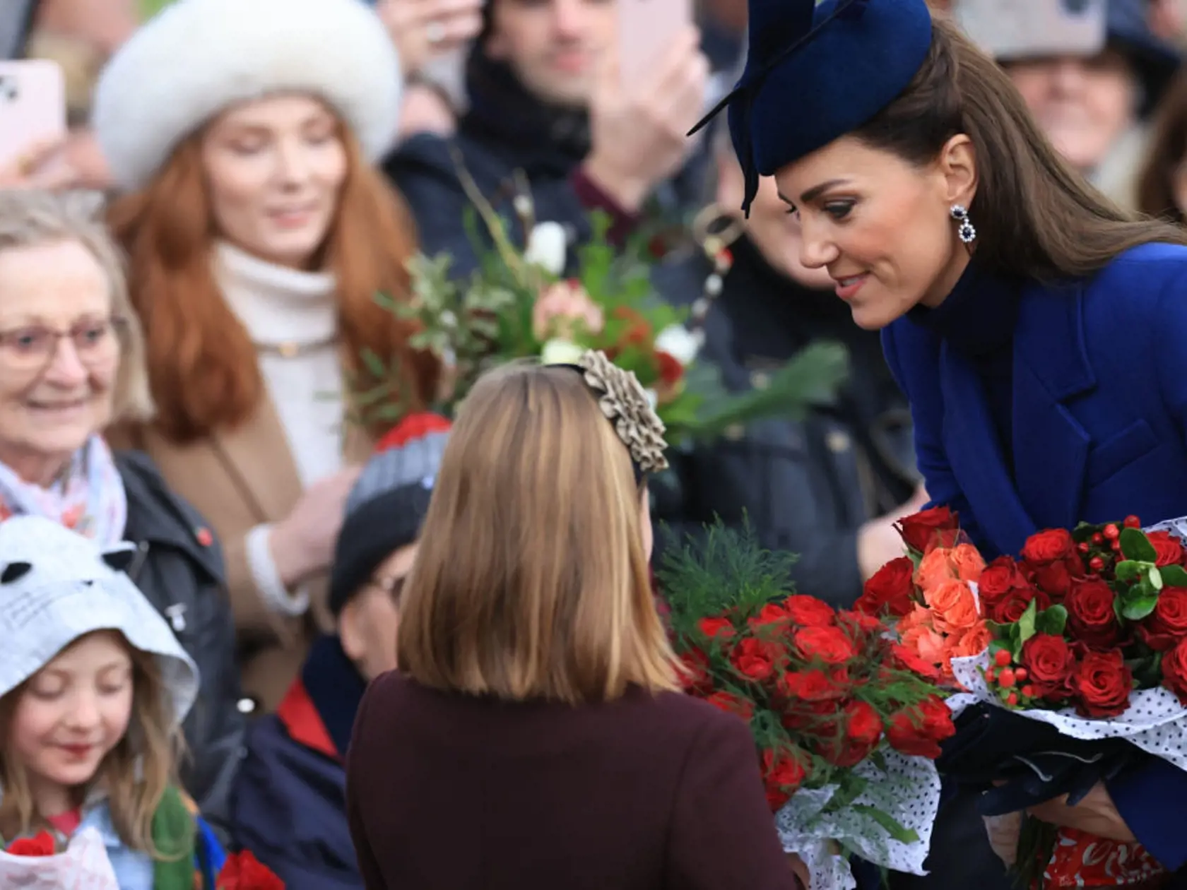 Na verejnosti sa Kate naposledy objavila vlani na vianočnej omši v Sandringhame. Nedala na sebe badať, že ju čaká operácia. Ako vždy rozdávala úsmevy a nevynechala rozhovor s fanúšikmi.