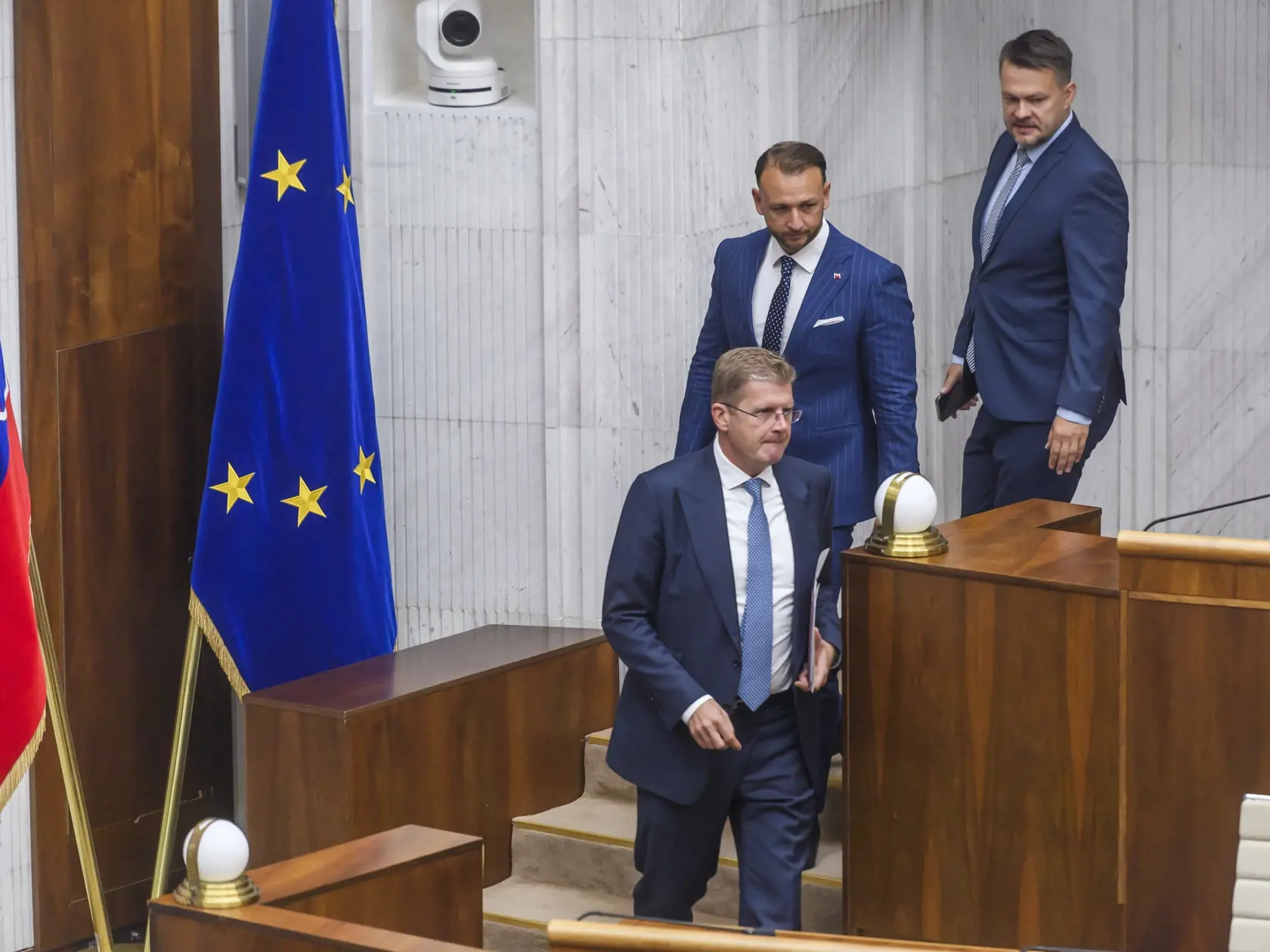 Na snímke zdola poverený podpredseda NRSR Peter Žiga (Hlas-SD), minister vnútra SR Matúš Šutaj Eštok (Hlas-SD) a poslanec NR SR Samuel Migaľ  (Hlas-SD) počas 12. schôdze NRSR v Bratislave 21. mája 2024. FOTO TASR - Jaroslav Novák