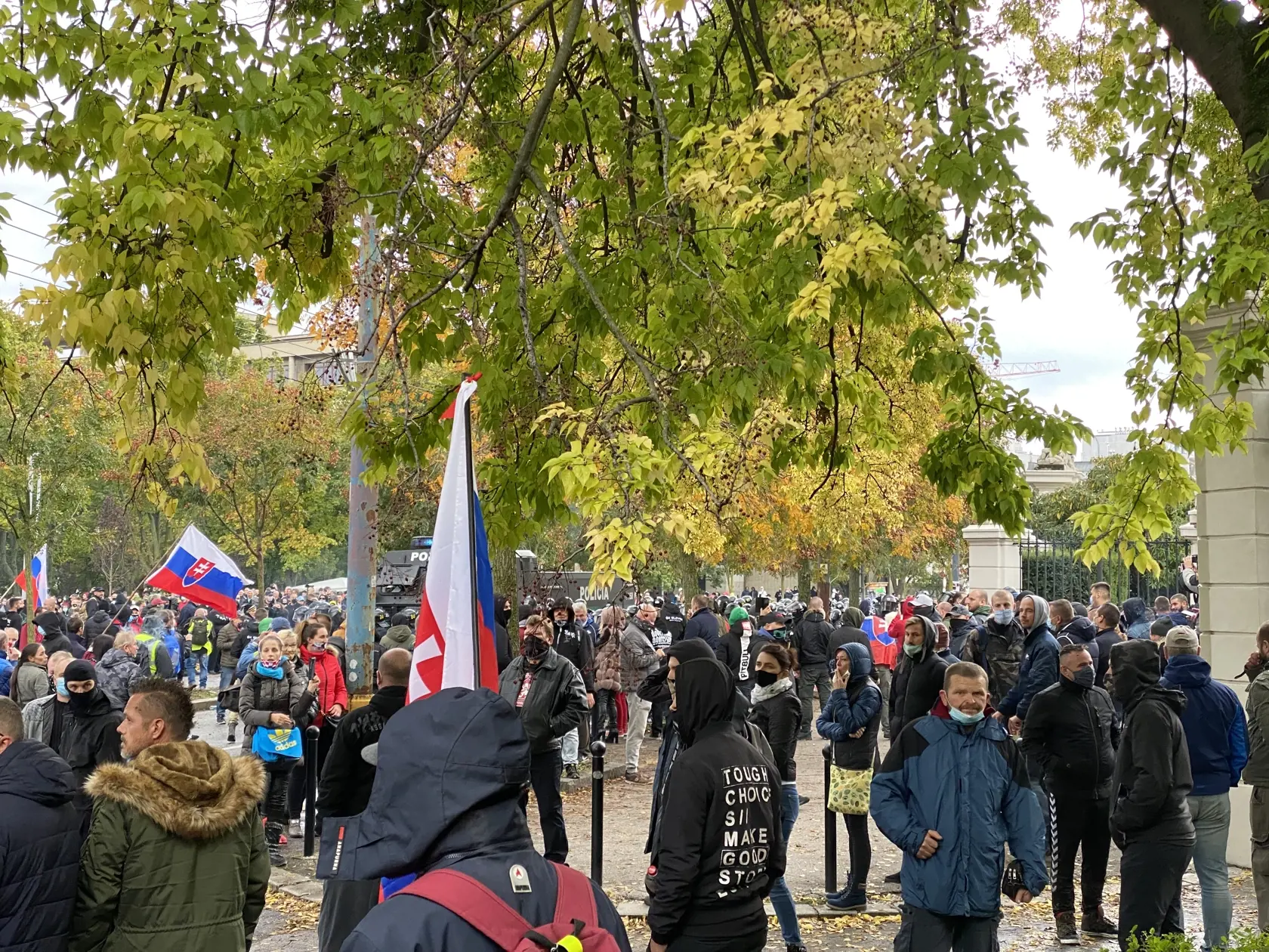 Na proteste sa zišli stovky ľudí, žiadali odstúpenie Matoviča z postu premiéra.