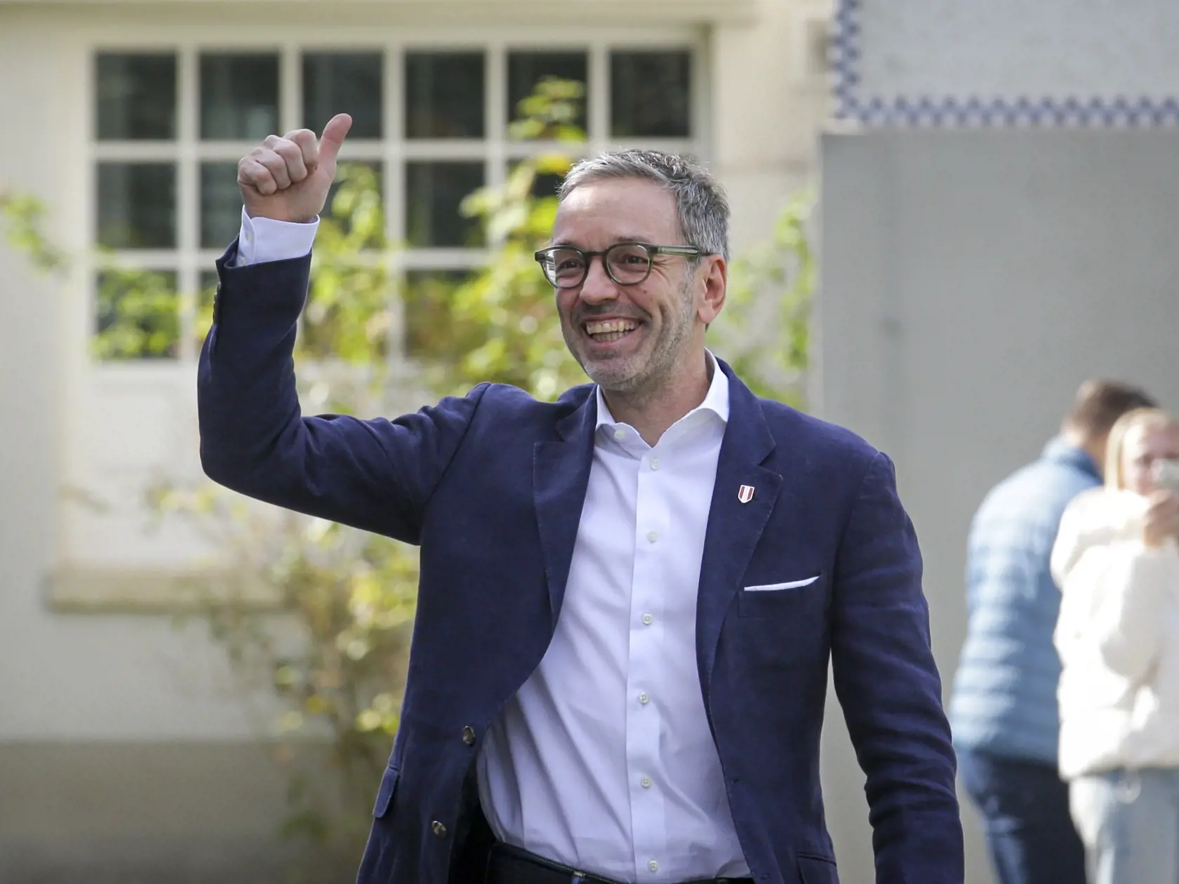 Na snímke líder krajne pravicovej Slobodnej strany Rakúska (FPÖ) Herbert Kickl ukazuje palec hore počas príchodu do volebnej miestnosti počas parlamentných volieb v Rakúsku v nedeľu 29. septembra 2024 v Purkersdorfe.