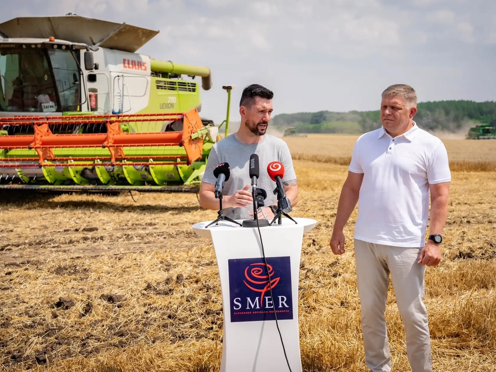 2023. Aj v čase, keď bol v opozícii, si nedal ujsť túto tradíciu. Na fotografii je s R. Takáčom.