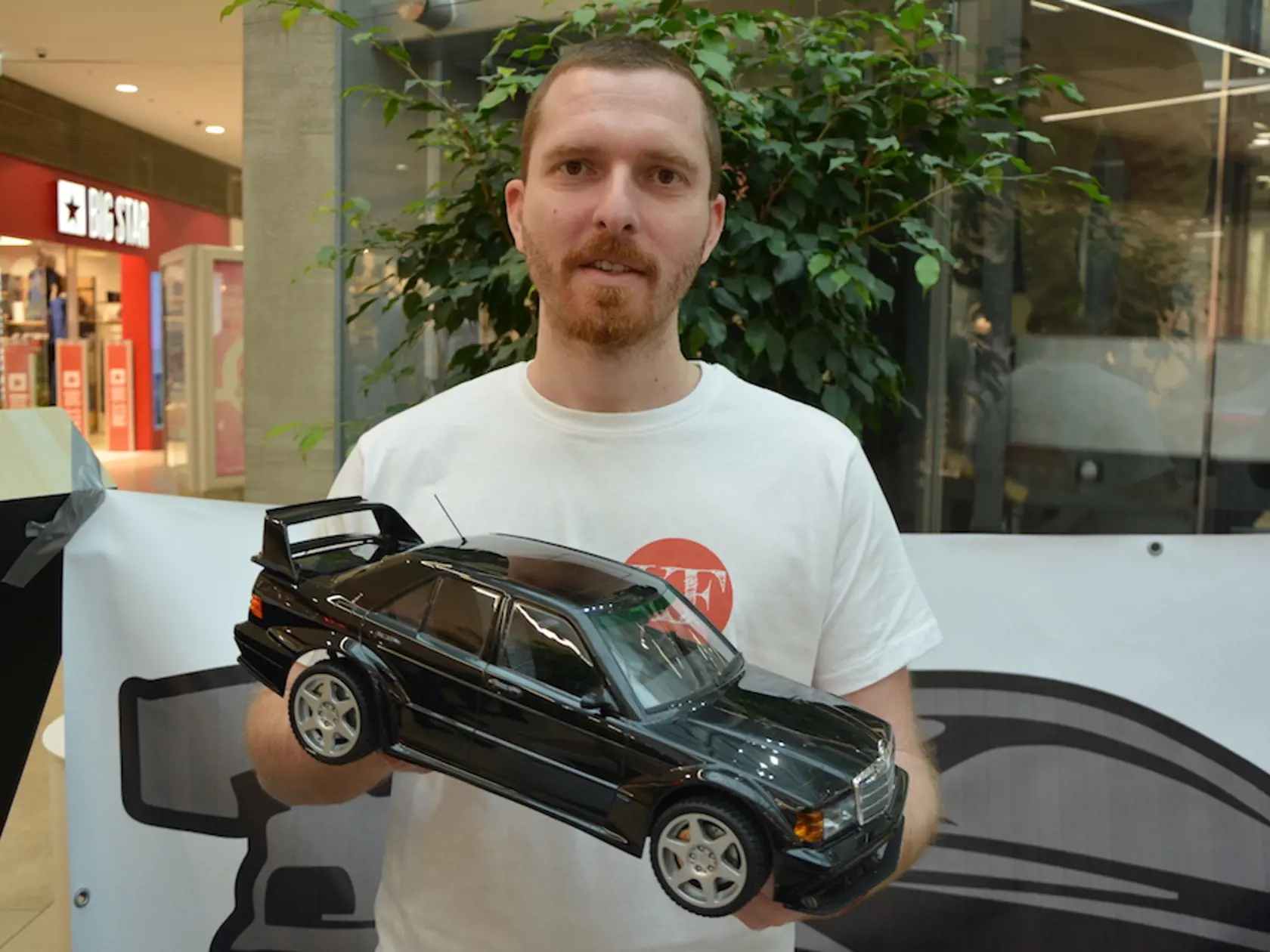 Peter Kubička (35) z Bratislavy s modelom Mercedes Benz E190 Evolution 2. Je to kópia civilného auta, ktoré bolo na závodné účely urobené kvôli homologizácii. Je to jediný kus na Slovensku, má urobený kompletný interiér, brzdy, voňavý stromček ako skutočné auto. Ide o to, aby sme ľuďom ukázali, ako sa dá model urobiť a stále bude funkčný a dá sa s ním “hrať”. Venuje sa výrobe modelov už 20 rokov. 
