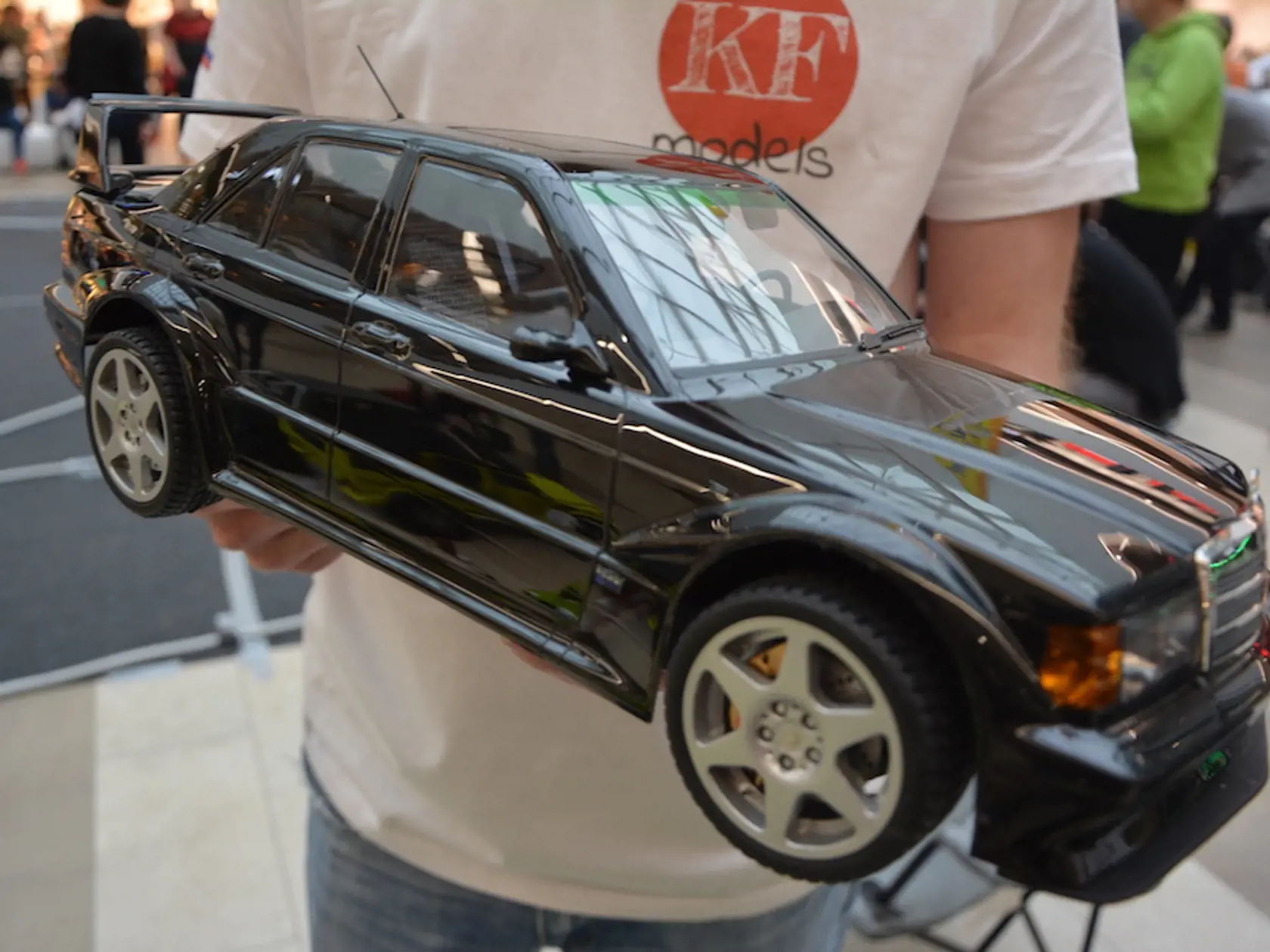 Peter Kubička (35) z Bratislavy s modelom Mercedes Benz E190 Evolution 2. Je to kópia civilného auta, ktoré bolo na závodné účely urobené kvôli homologizácii. Je to jediný kus na Slovensku, má urobený kompletný interiér, brzdy, voňavý stromček ako skutočné auto. Ide o to, aby sme ľuďom ukázali, ako sa dá model urobiť a stále bude funkčný a dá sa s ním “hrať”. Venuje sa výrobe modelov už 20 rokov. 
