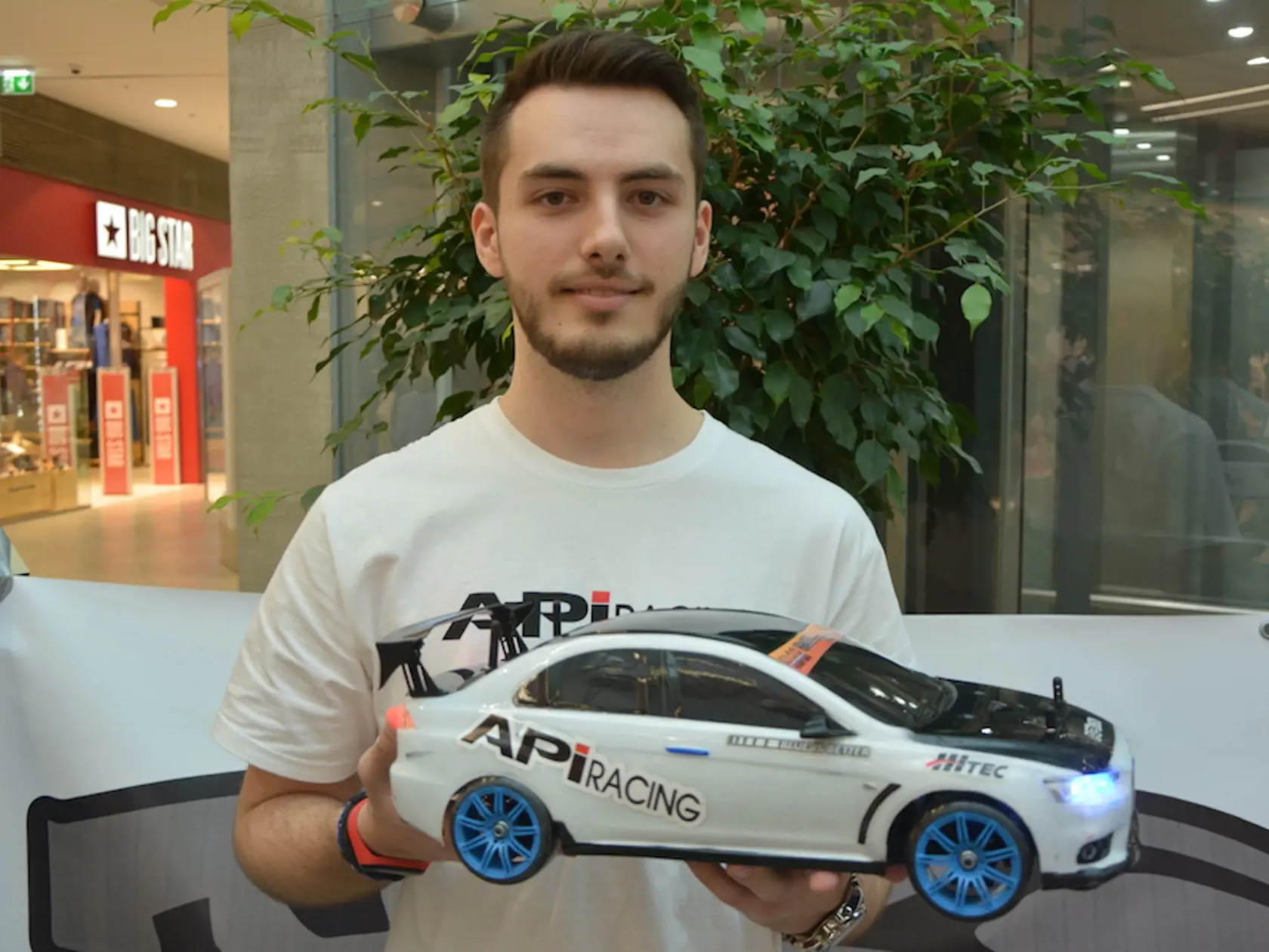 Martin Volko (21) z Prešova, tejto záľube sa venuje už 9 rokov, preteká s modelom s japonským podvozkom Sekura Zero S, na ktorom je karoséria Mitsubishi Evo 10. Vraví, že na to, aby preteky odjazdil úspešne, je potrebné veľa trénovať. 
