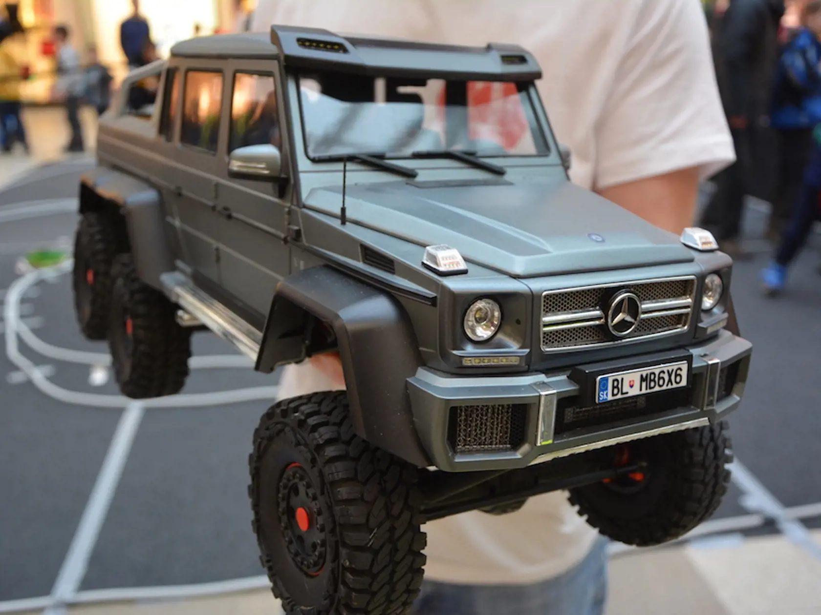 Mercedes Benz 6x6 AMG, na celom svete z tohto modelu existujú 2 kusy. Jeden je slovenský, druhý je v Ázii. Vyrobili sme to ako skúšku, kto ho postaví skôr a precíznejšie. “On ho vyrobil skôr, no ja precíznejšie,” zasmial sa Peter Kubička z Bratislavy, ktorý sa venuje výrobe takýchto modelov áut. Jeho model bol vystavený v Mercedese a putuje ako ukážka po svete. Staval ho pol roka. 
