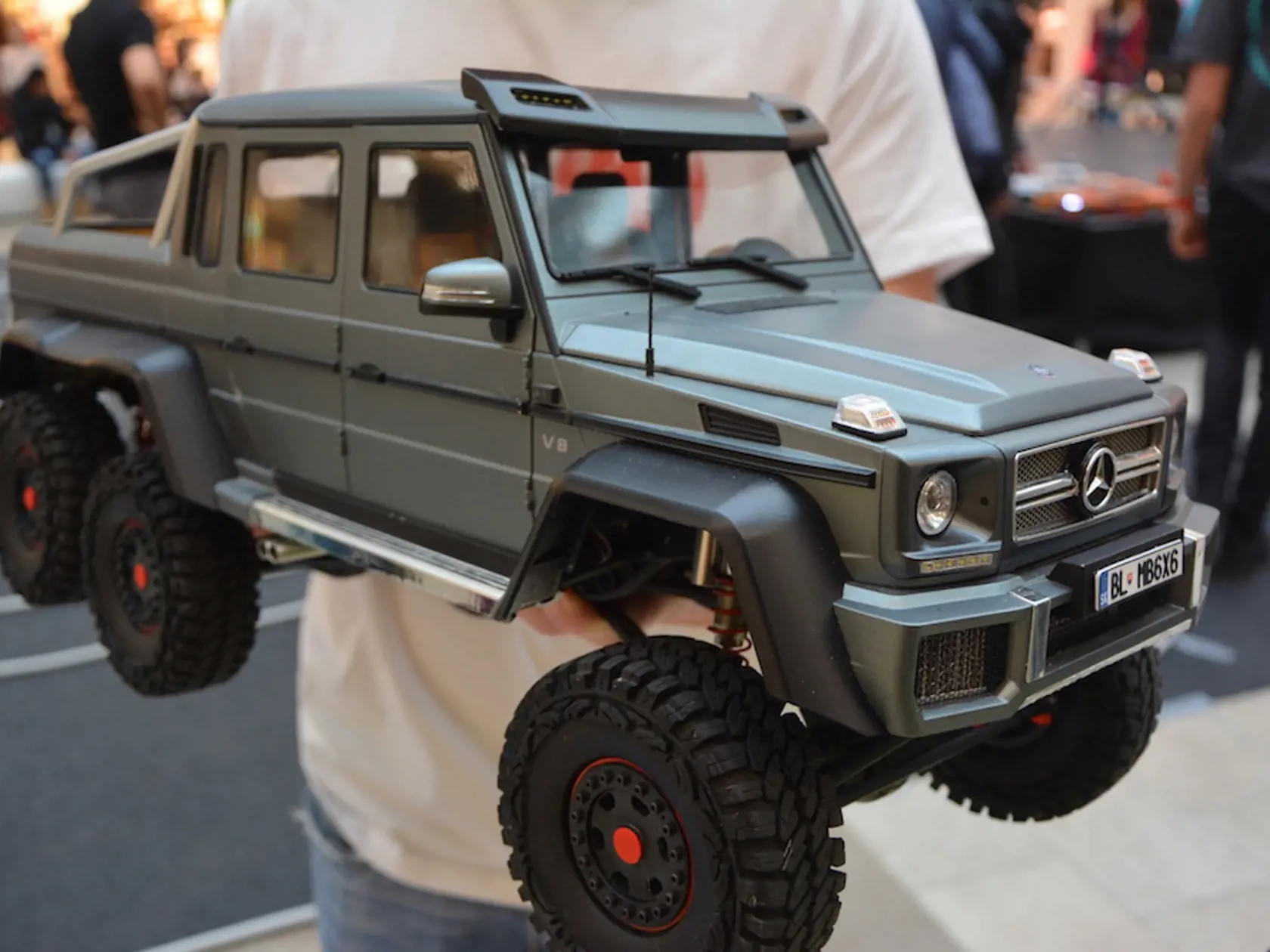 Mercedes Benz 6x6 AMG, na celom svete z tohto modelu existujú 2 kusy. Jeden je slovenský, druhý je v Ázii. Vyrobili sme to ako skúšku, kto ho postaví skôr a precíznejšie. “On ho vyrobil skôr, no ja precíznejšie,” zasmial sa Peter Kubička z Bratislavy, ktorý sa venuje výrobe takýchto modelov áut. Jeho model bol vystavený v Mercedese a putuje ako ukážka po svete. Staval ho pol roka. 

