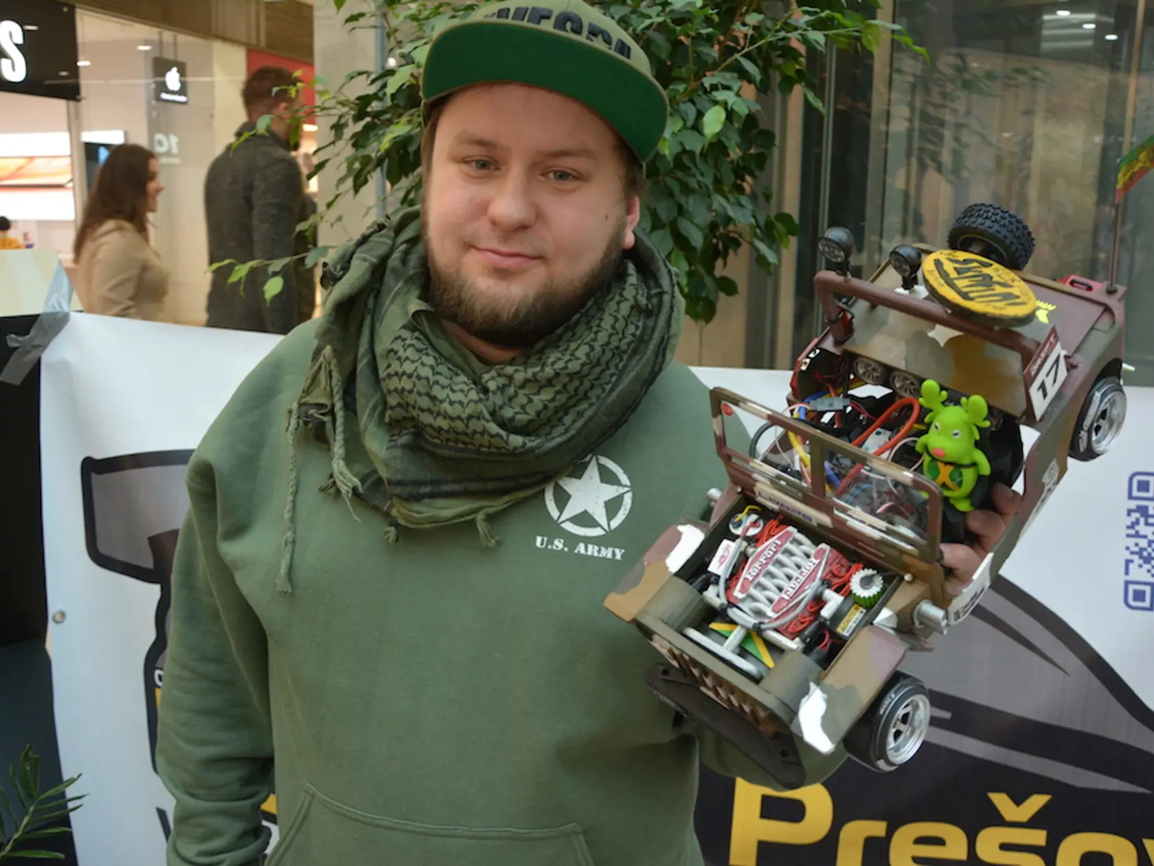 Milan Mejzlík (32) z Prahy s vlastnoručne postaveným modelom džípu s replikou motoru z Ferrari, všetko je individuálne navrhnuté a vytlačené na 3D tlačiarni. 
