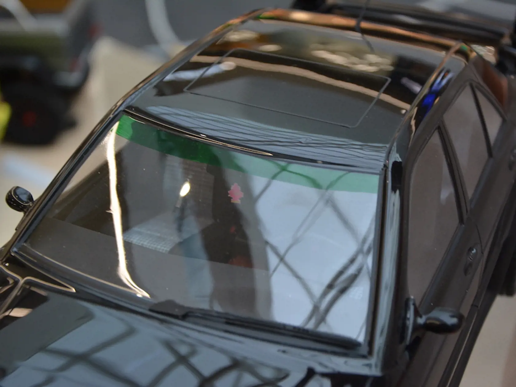 Mercedes Benz E190 Evolution 2, detail s voňavým stromčekom. 