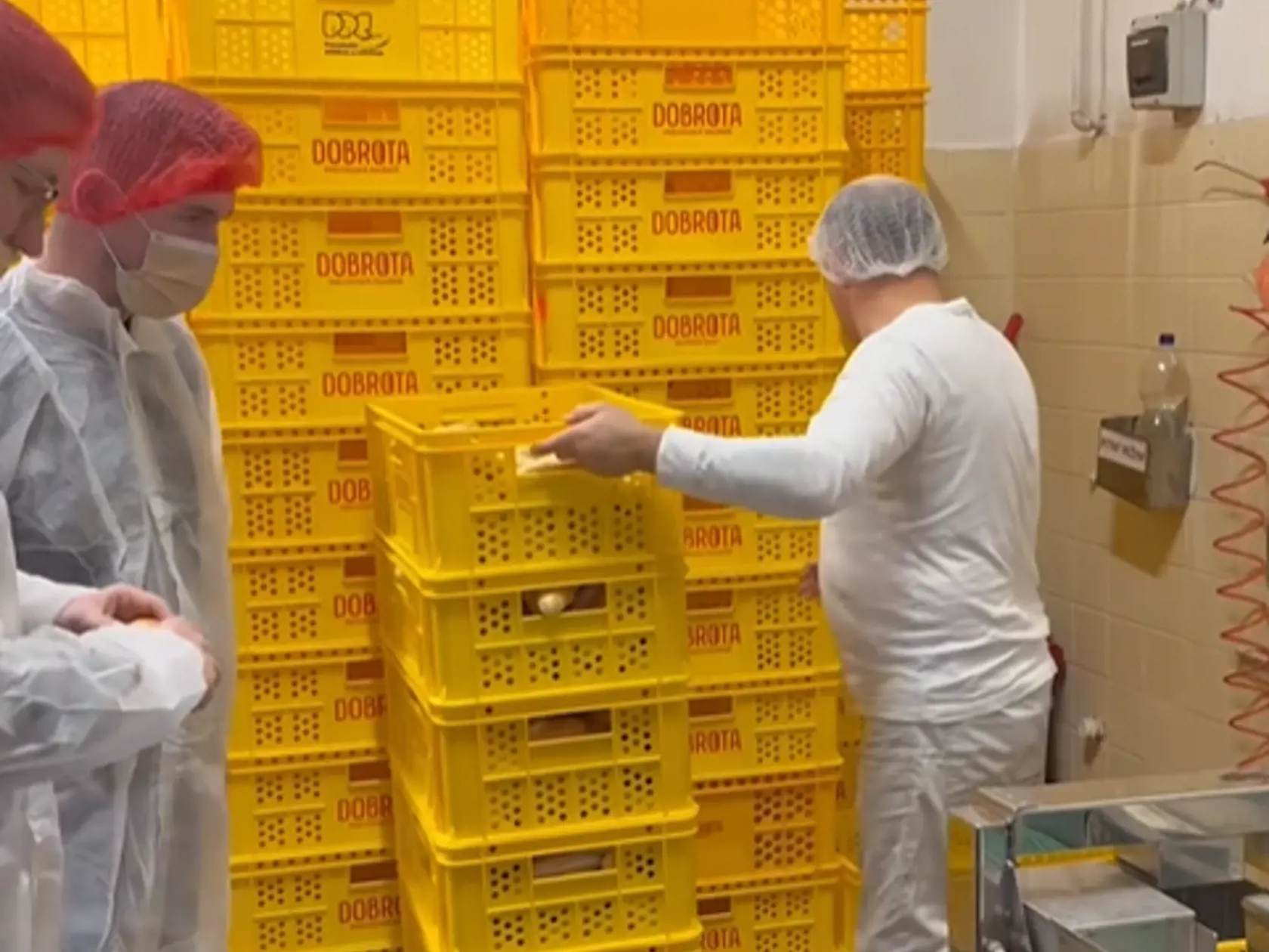 Agrominister Richard Takáč (Smer) na návšteve pekárne. Teplé rožky mu pripomínajú jeho otca.