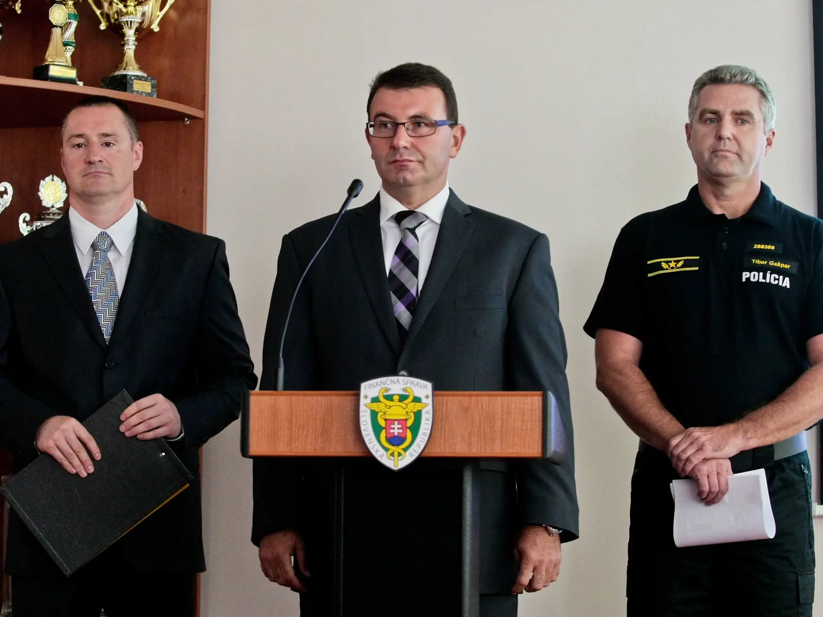 Tlačová beseda vtedajšieho policajného prezidenta Tibora Gašpara a bývalého šéfa Finančnej správy Františka Imreczeho a Petra Šufliarskeho.