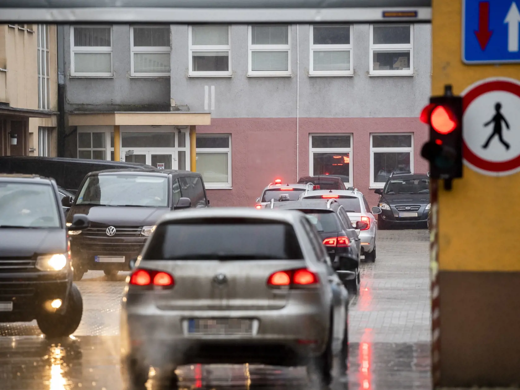 Na snímke policajná eskorta na Prezídiu Policajného zboru počas akcie Mýtnik v Bratislave 29. januára 2021. Národná kriminálna agentúra (NAKA) zadržala v rámci piatkovej akcie Mýtnik bývalého šéfa Finančnej správy SR Františka Imreczeho a ďalších osem osôb.