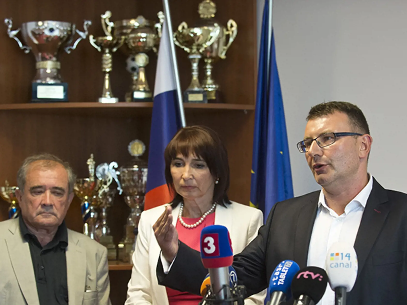 Na snímke zľava generálny riaditeľ Sociálnej poisťovne Dušan Muňko, predsedníčka Úradu pre dohľad nad zdravotnou starostlivosťou Monika Pažinková a exprezident Finančnej správy SR František Imrecze počas tlačovej konferencie v Bratislave  3. augusta 2015.