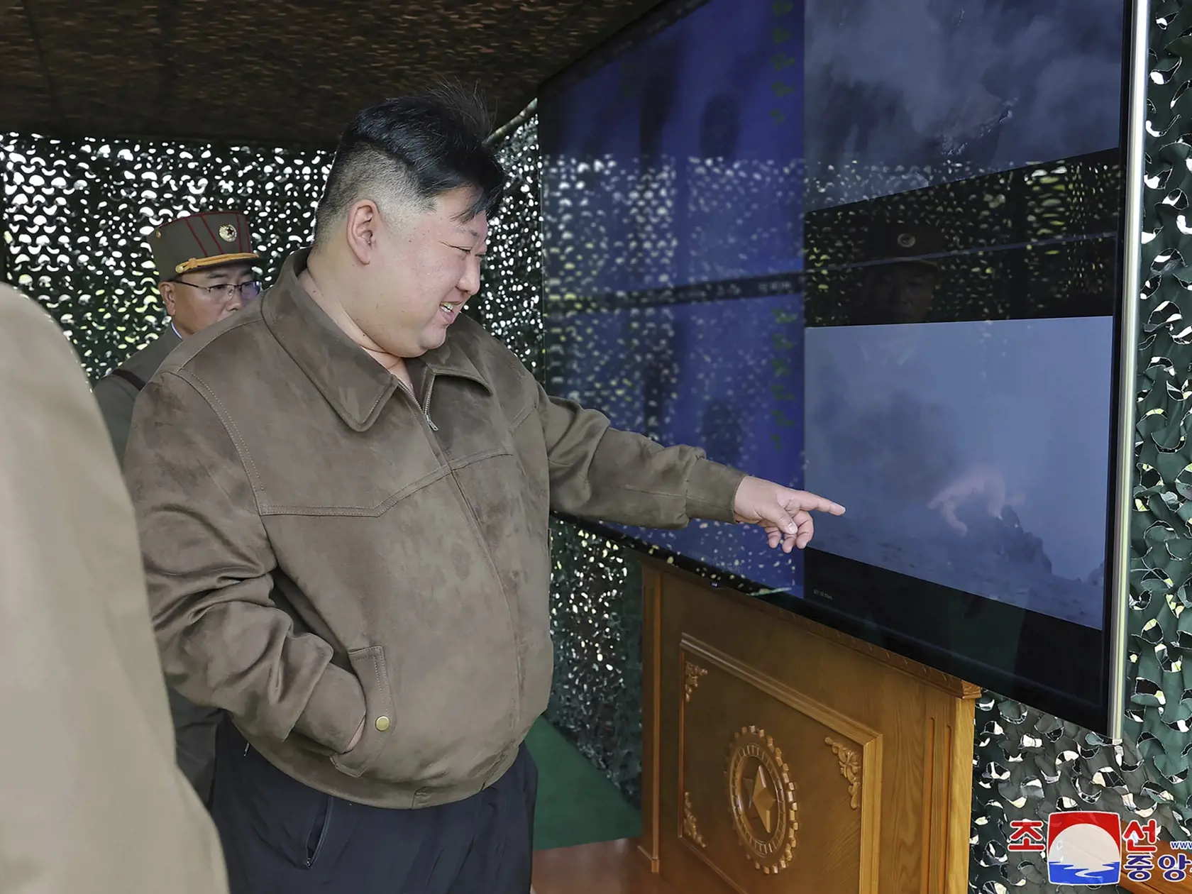 Na snímke severokórejský líder Kim Čong-un dohliada na cvičenie na neznámom mieste v Severnej Kórei v pondelok 22. apríla 2024.