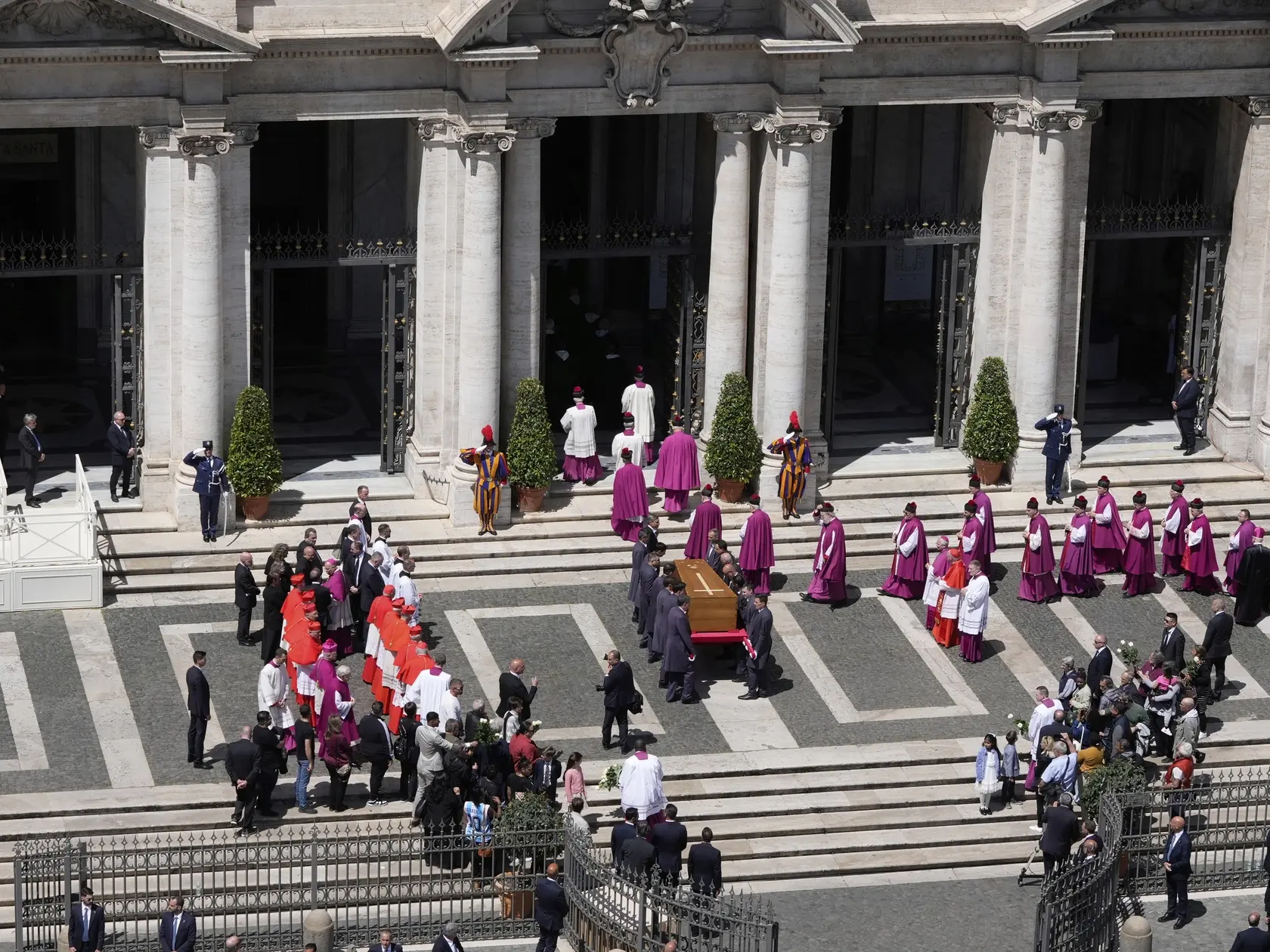 Rakva s telesnými pozostatkami zosnulého pápeža Františka je vynášaná do Baziliky Panny Márie Väčšej (Santa Maria Maggiore) na konci pohrebného sprievodu, kde pápeža pochovajú. Rakvu s telom zosnulého pápeža Františka v neverejnom obrade uložili v jeho obľúbenej Bazilike Panny Márie Väčšej. Najväčšia rímska mariánska bazilika je od Vatikánu vzdialená asi šesť kilometrov. Rakvu preto do chrámu dopravili papamobilom.