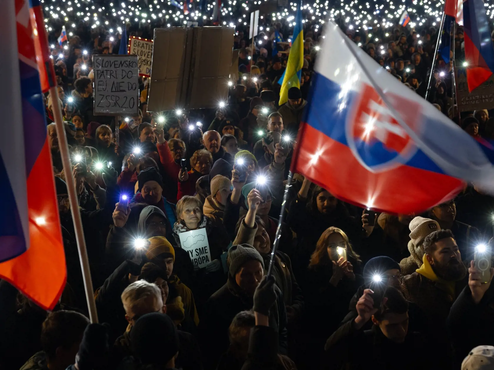 Protestné zhromaždenie na bratislavskom Námestí slobody organizované občianskym združením Mier Ukrajine. Rekordná účasť odhadom presiahla 60 tisíc protestujúcich vďaka odporu k aktuálnej politickej situácii na Slovensku.