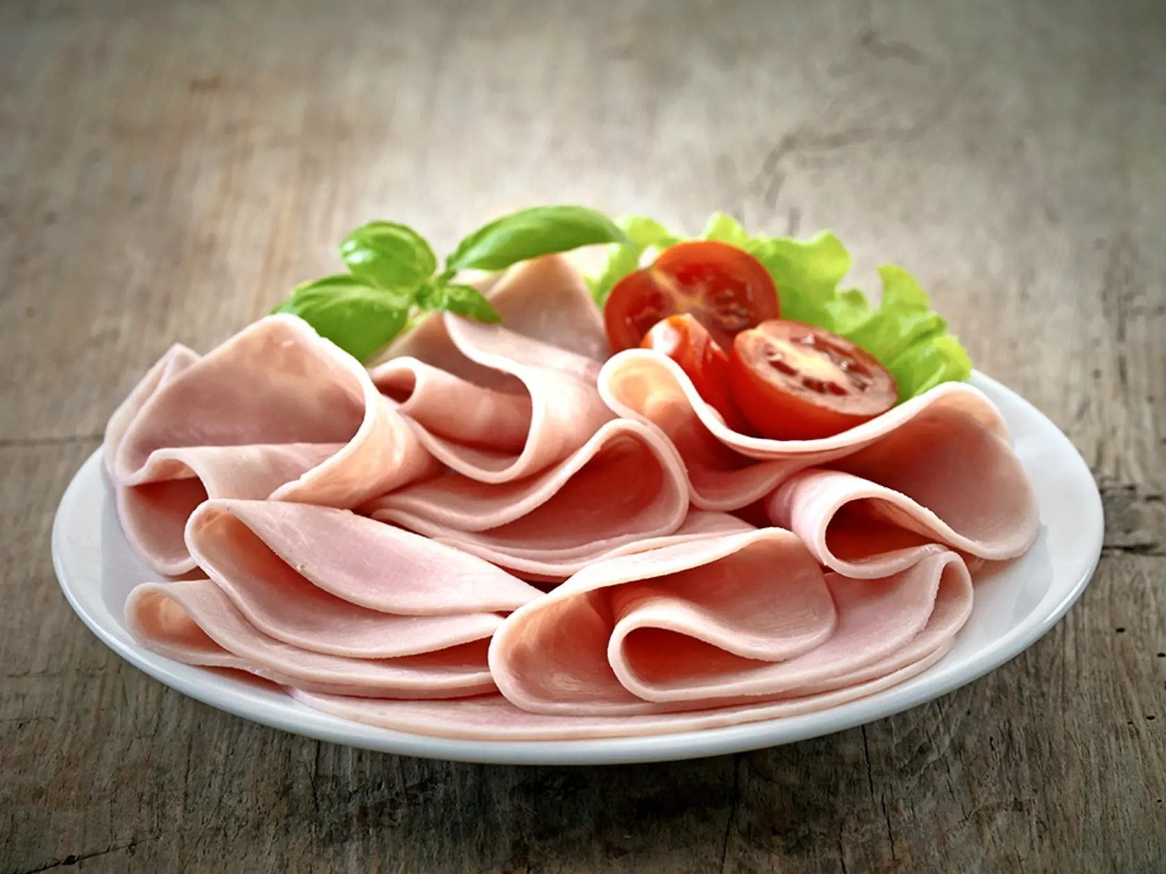 Medzi zlacnenými produktmi budú aj párky či šunka. (Ilustračné foto)