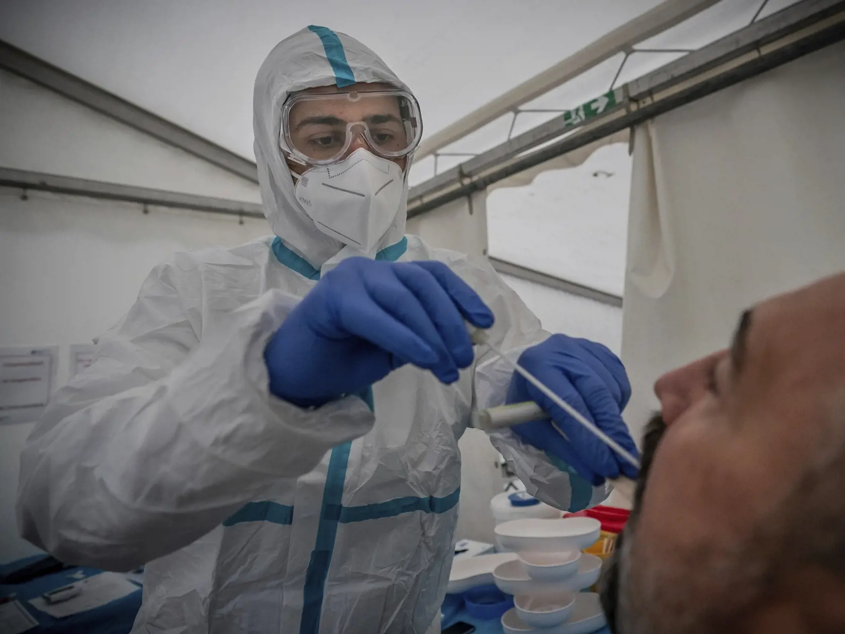 KK14 Berlín - Na snímke zdravotný pracovník odoberá vzorku na PCR test na ochorenie Covid-19 v testovacom centre na Covid-19 v Berlíne 14. októbra 2020.  Od začiatku pandémie zaznamenali v Nemecku podľa údajov RKI prinajmenšom 341.223 potvrdených prípadov nákazy novým druhom koronavírusu a 9710 súvisiacich úmrtí, z ktorých 33 pribudlo za posledný deň. Z nákazy sa tam dosiaľ vyliečilo približne 284.600 ľudí. FOTO TASR/AP