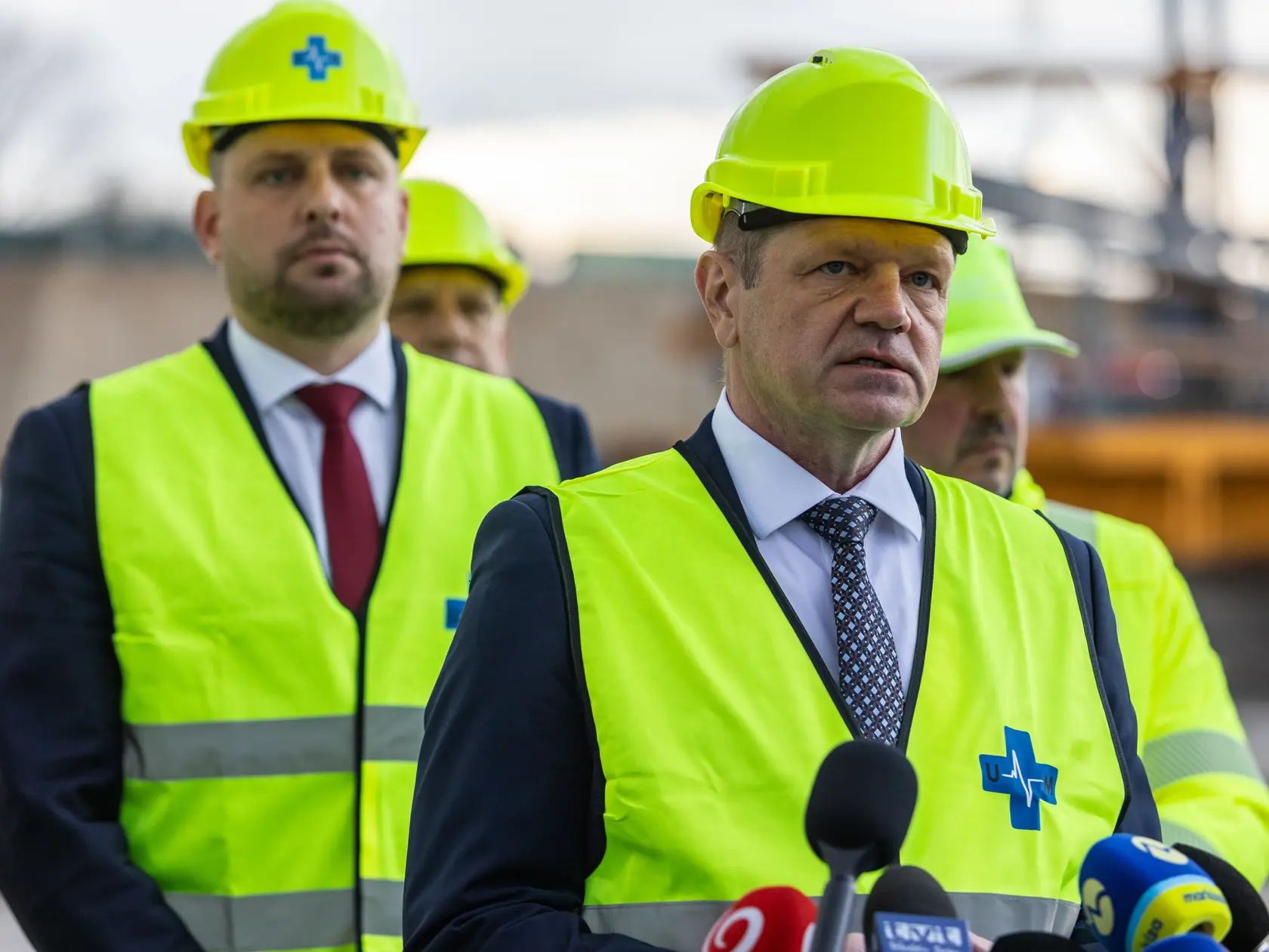 Na snímke zľava minister zdravotníctva SR Kamil Šaško (HLAS-SD) a podpredseda vlády SR pre Plán obnovy a odolnosti a využívanie eurofondov Peter Kmec (Hlas-SD) počas tlačovej konferencie ku kontrolnému dňu v nemocnici v Martine budovanej z Plánu obnovy a odolnosti v stredu 12. marca 2025 v Martine. FOTO TASR - Daniel Stehlík