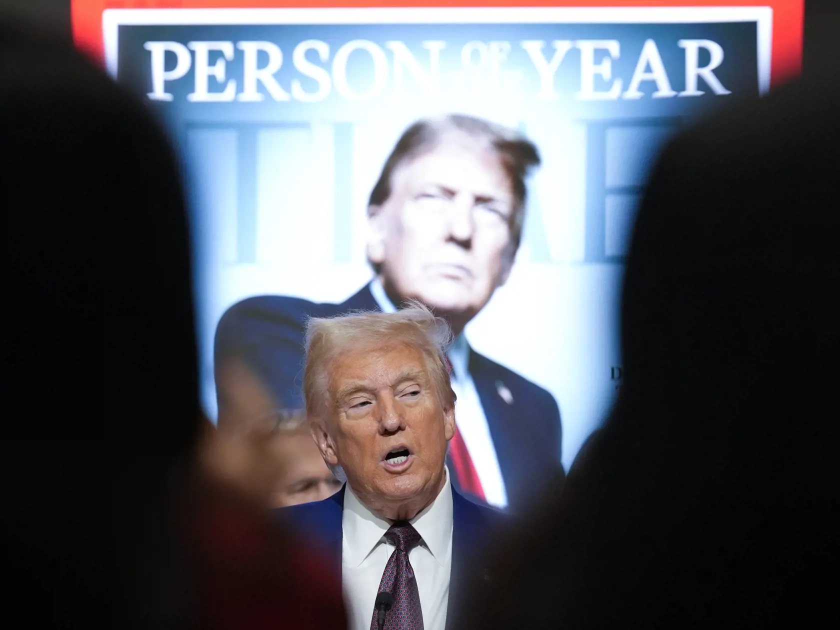 AZ16 New York - Na snímke uprostred novozvolený americký prezident Donald Trump, ktorého americký magazín Time vyhlásil za osobnosť roka 2024 v New Yorku vo štvrtok 12. decembra 2024. Trump získal toto ocenenie už po druhý raz. Prvýkrát sa objavil na titulke magazínu v roku 2016 po jeho prvom víťazstve v prezidentských voľbách. FOTO TASR/AP

President-elect Donald Trump speaks during a Time magazine Person of the Year event at the New York Stock Exchange, Thursday, Dec. 12, 2024, in New York. (AP Photo/Alex Brandon)