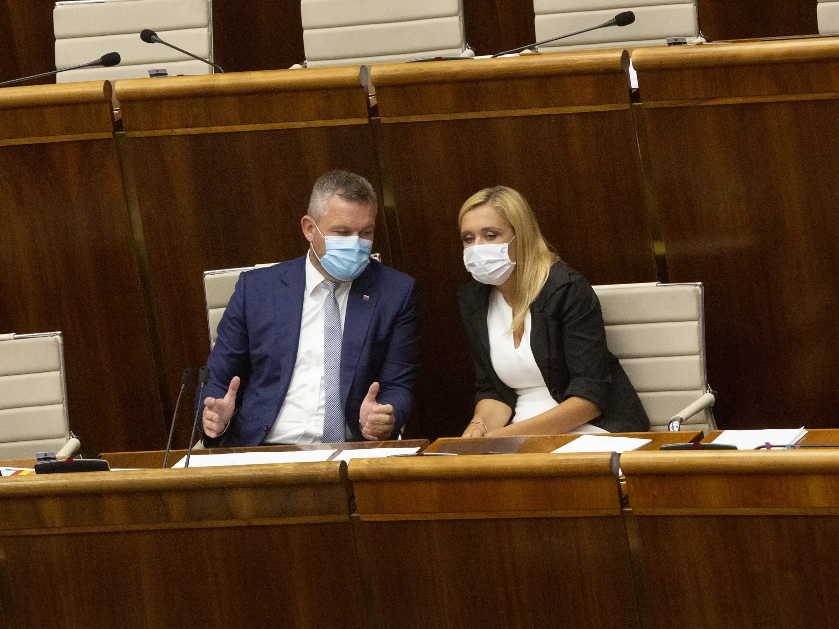 Peter Pellegrini a Denisa Saková počas schôdze Národnej rady