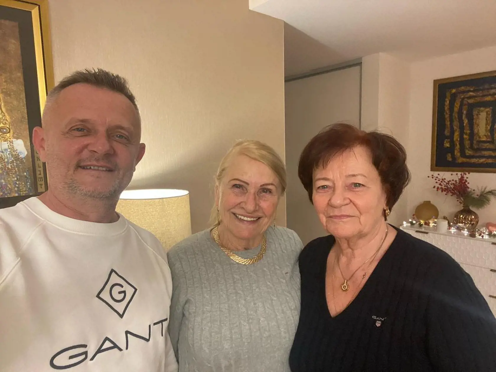 Moderátor s mamou a svokrou.