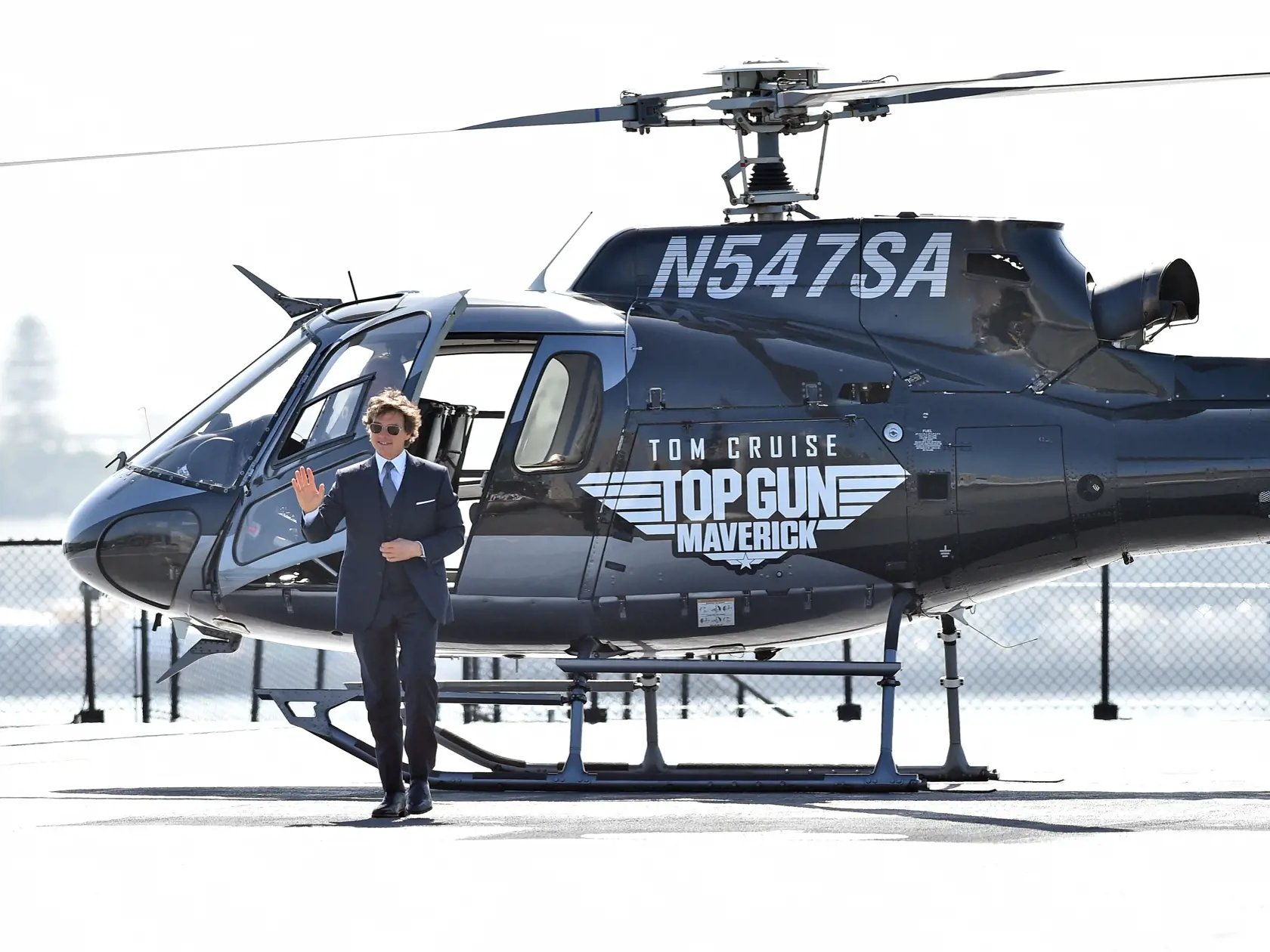 Tom Cruise priletel na premiéru Top Gun: Maverick vtuľníkom.