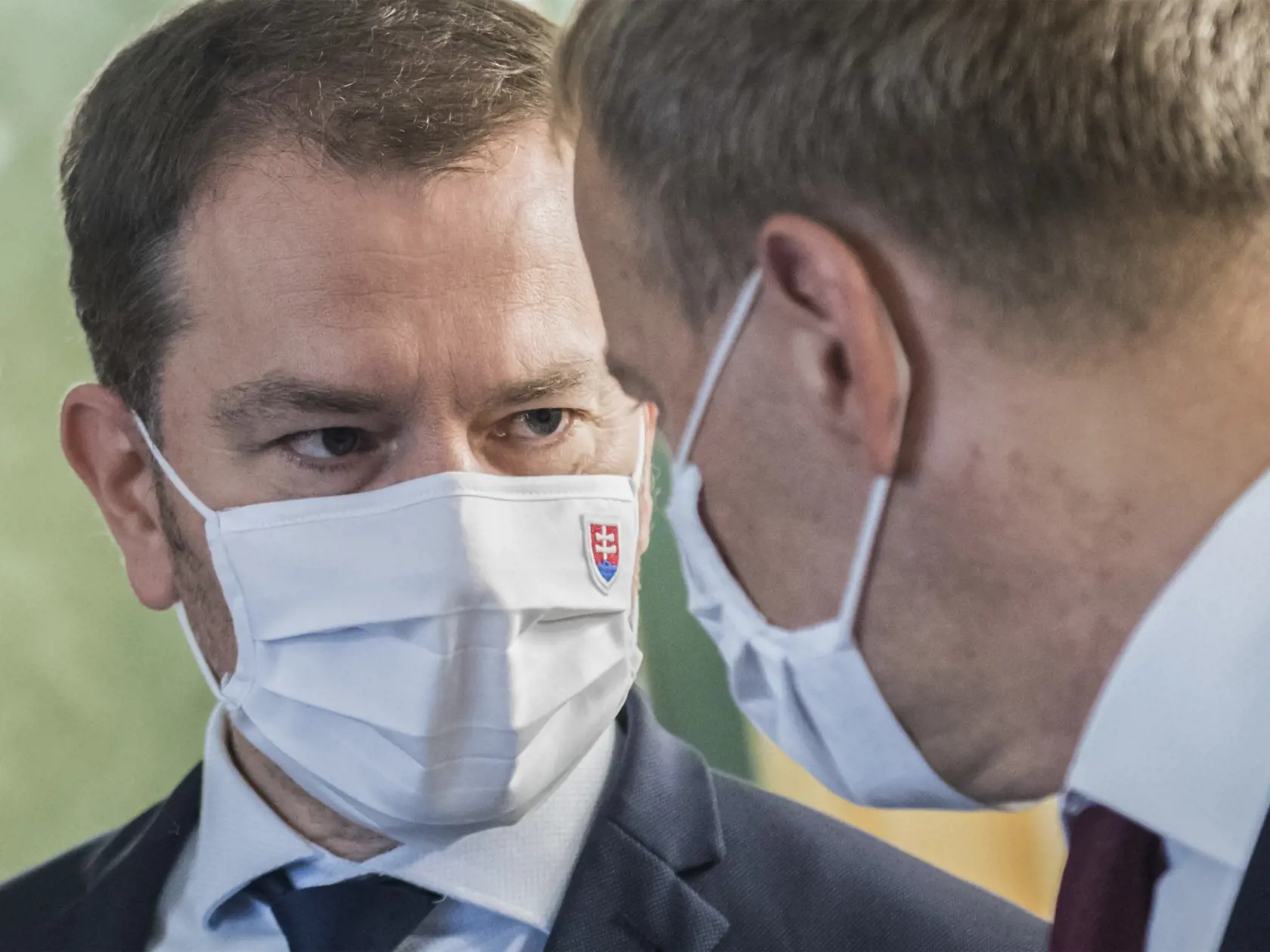 Na snímke sprava predseda Národnej rady (NR) SR Boris Kollár (Sme rodina) a premiér SR Igor Matovič (OĽANO) čakajú na príchod prezidentky SR Zuzany Čaputovej pred spoločnými raňajkami v Prezidentskom paláci 4. septembra 2020 v Bratislave. FOTO TASR - Martin Baumann

