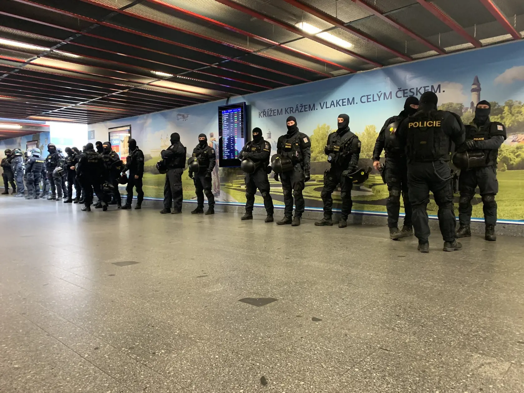 Policajti boli pripravení už na stanici.