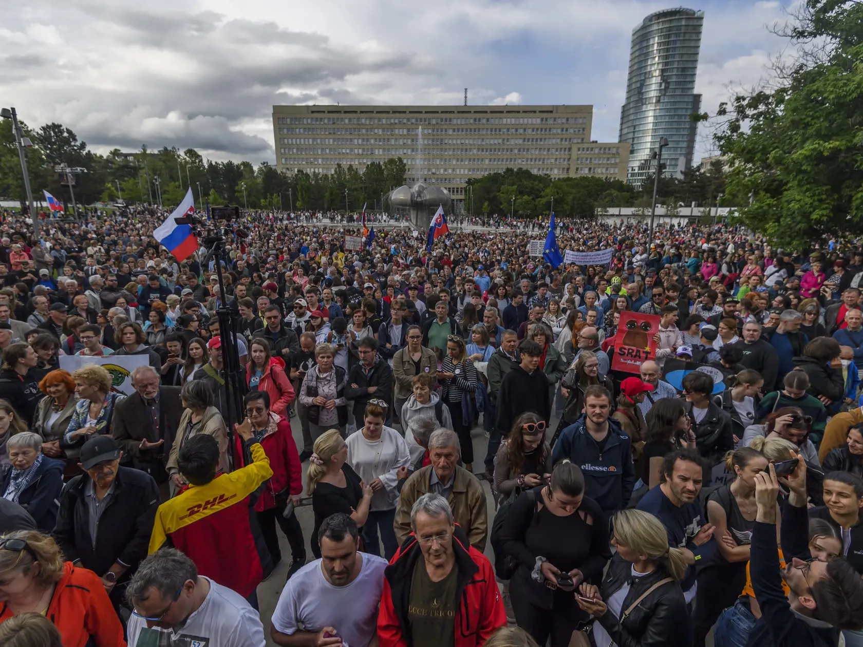 Na snímke ľudia počas protivládneho protestu hnutia Progresívne Slovensko (PS) na Námestí slobody v Bratislave 2. mája 2024. FOTO TASR - Jaroslav Novák