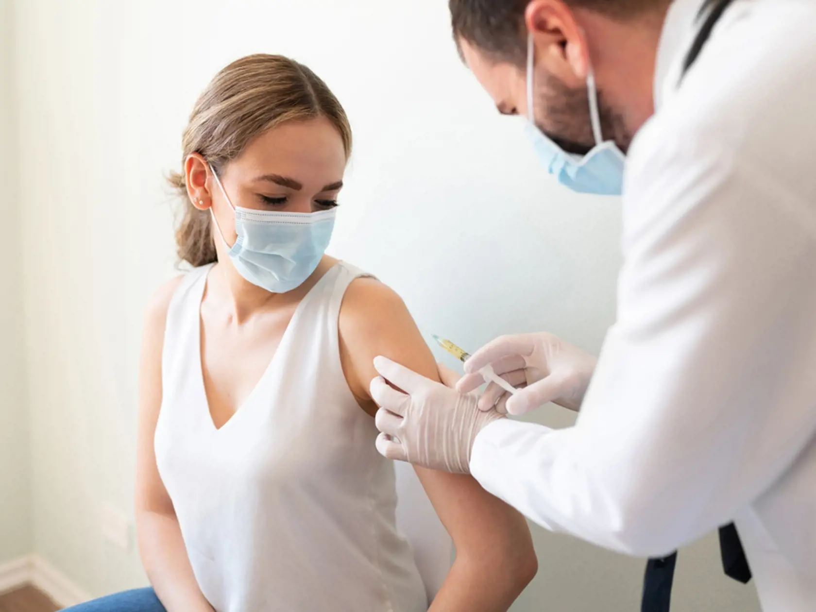 Medzi pozitívnymi prípadmi na COVID-19 boli takmer dve percentá zaočkovaných.