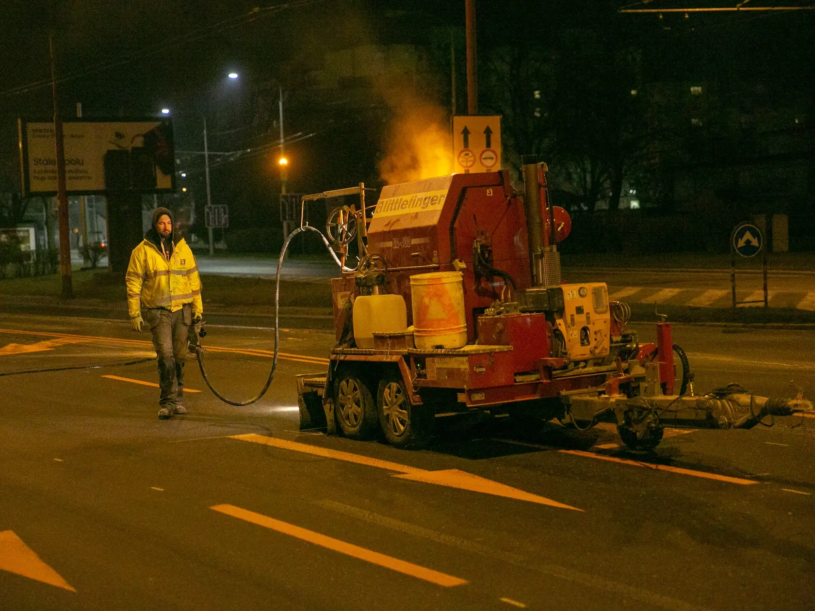 Na snímke sa nachádzajú dopravné práce v noci