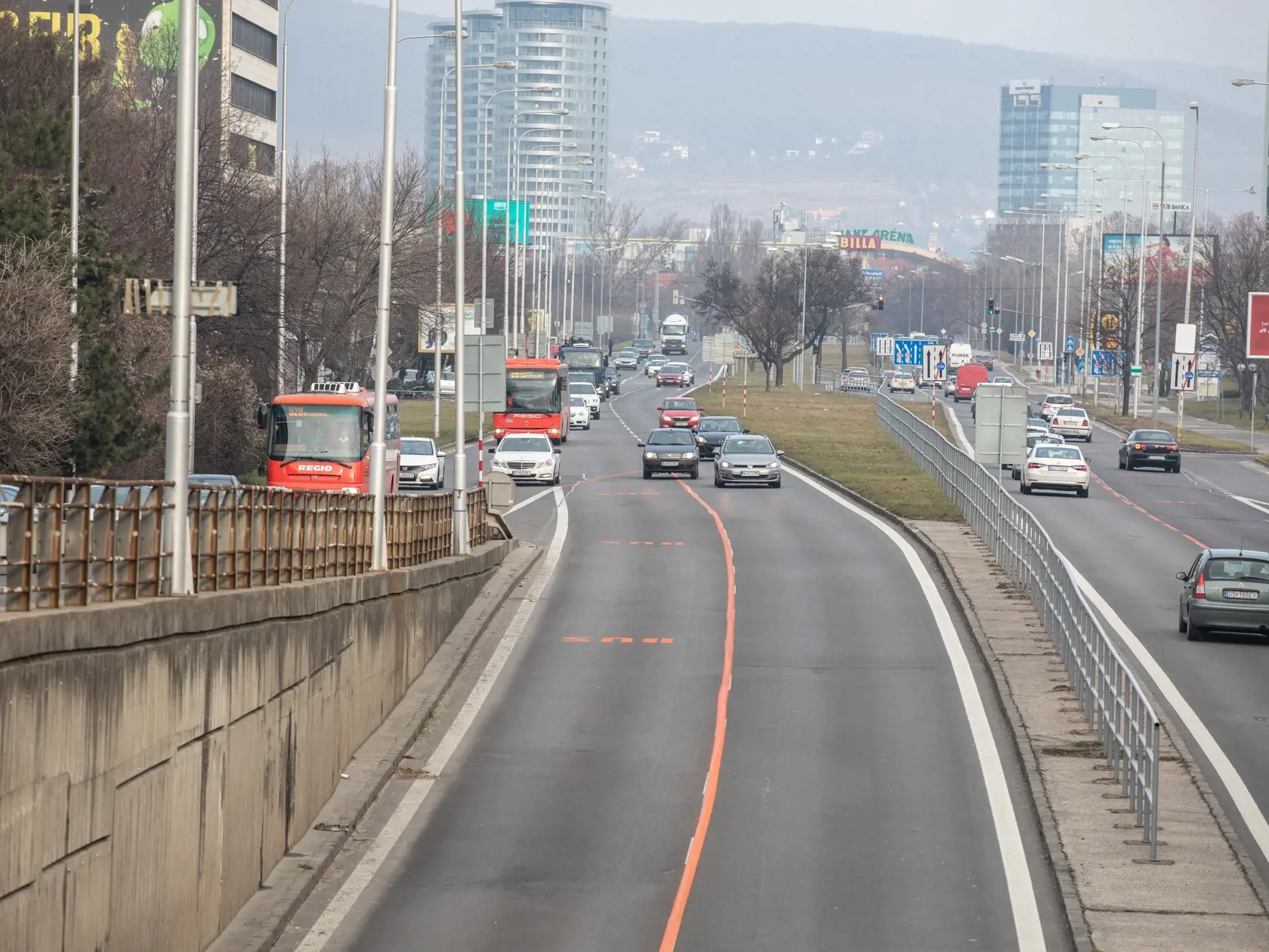 Dopravné obmedzenia v Bratislave spolu s novo vyznačenímy jazdnímy pruhmy.