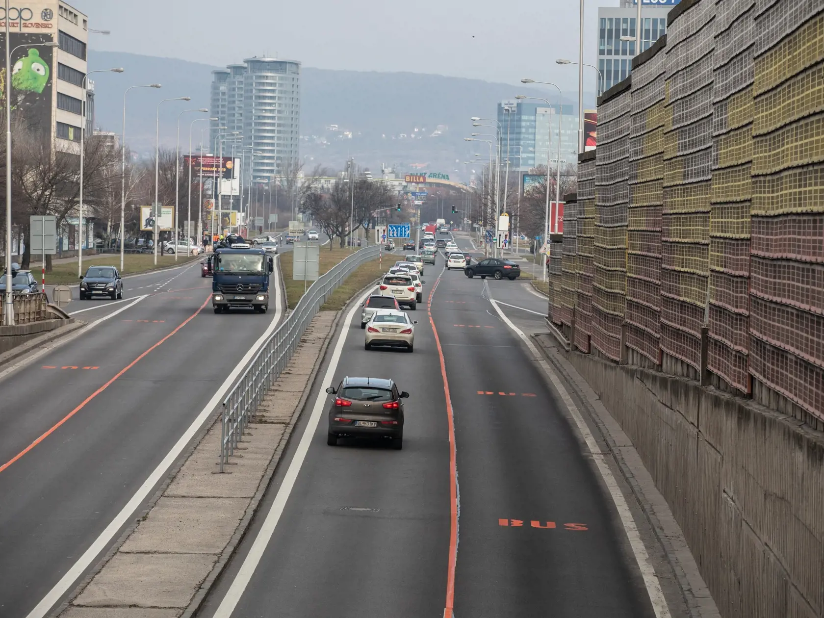 Dopravné obmedzenia v Bratislave spolu s novo vyznačenímy jazdnímy pruhmy.