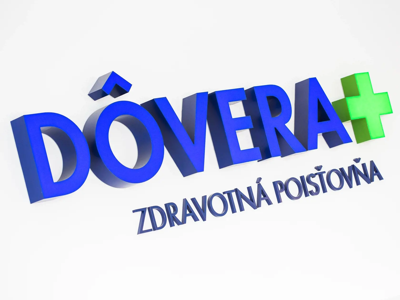 Zdravotnú poisťovňu Dôvera pobúrila výročná správa Úradu pre dohľad nad zdravotnou starostlivosťou (ÚDZS), ktorá obvinila Dôveru z neefektívneho nakladania s verejnými peniazmi v zdravotníctve. Úrad sa v správe, ktorá by mala byť nezávislým hodnotením, dokonca zaštítil menom zavraždeného novinára Jána Kuciaka.