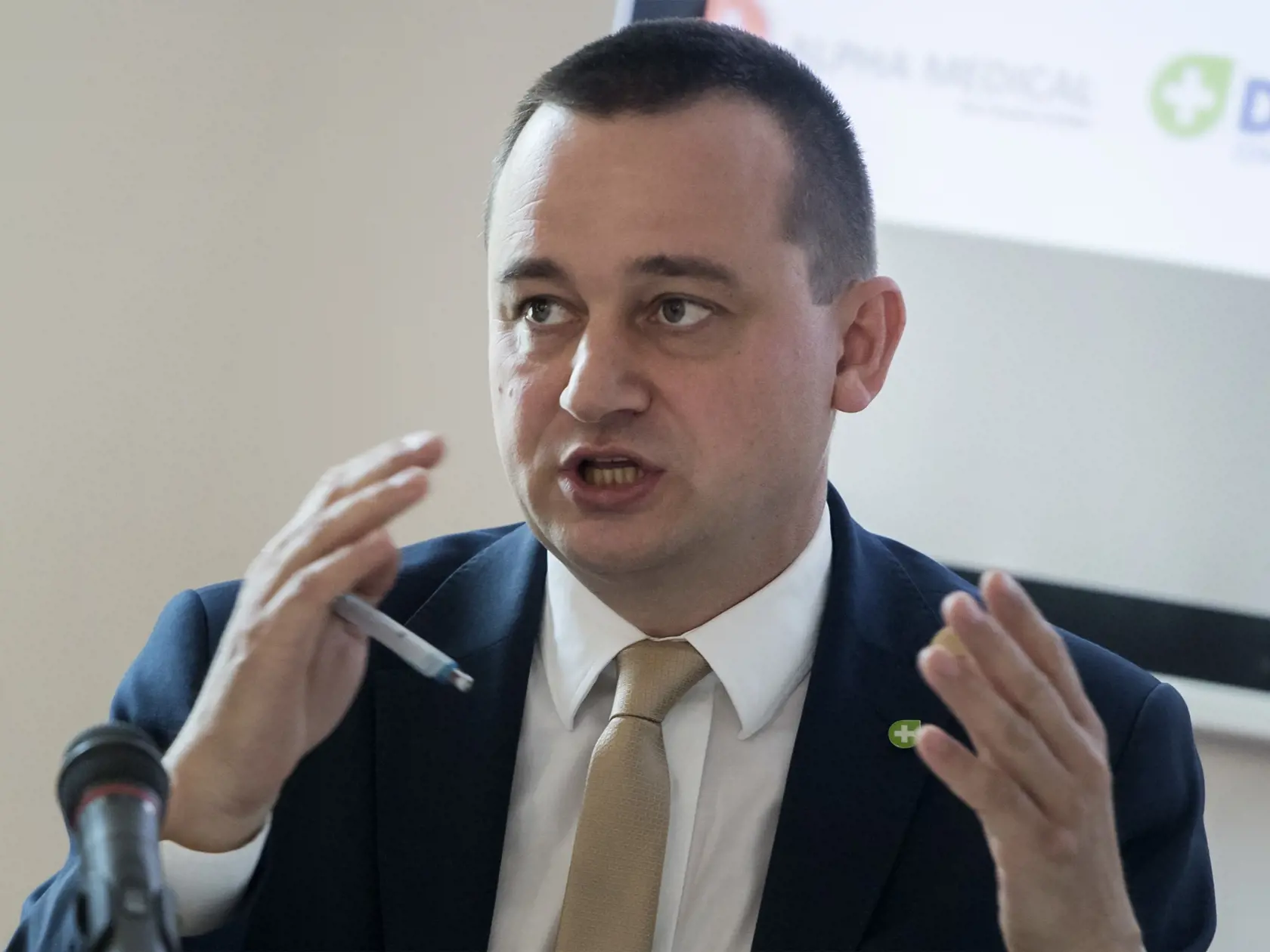 Zdravotnú poisťovňu Dôvera pobúrila výročná správa Úradu pre dohľad nad zdravotnou starostlivosťou (ÚDZS), ktorá obvinila Dôveru z neefektívneho nakladania s verejnými peniazmi v zdravotníctve. Úrad sa v správe, ktorá by mala byť nezávislým hodnotením, dokonca zaštítil menom zavraždeného novinára Jána Kuciaka.