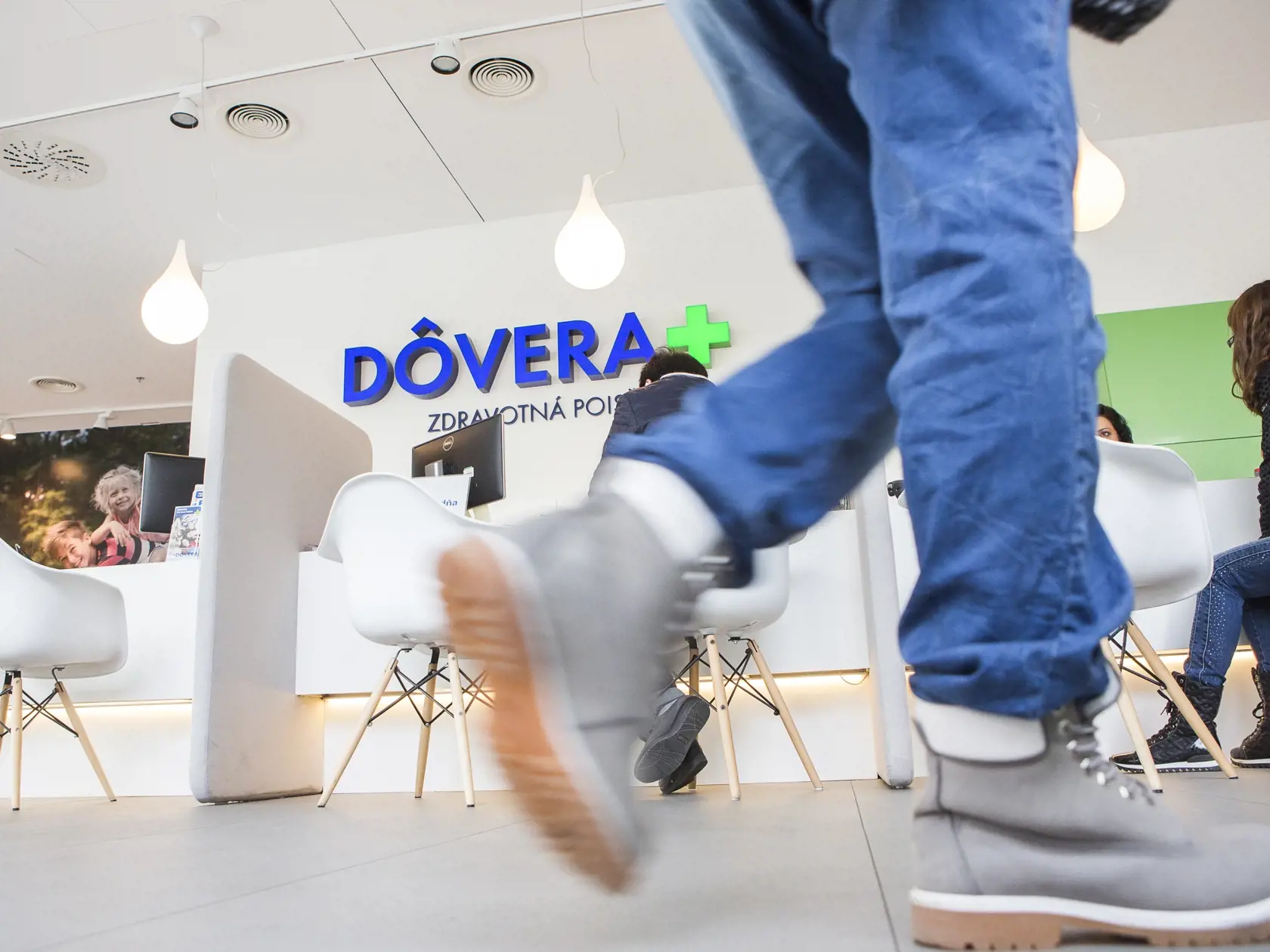 Zdravotnú poisťovňu Dôvera pobúrila výročná správa Úradu pre dohľad nad zdravotnou starostlivosťou (ÚDZS), ktorá obvinila Dôveru z neefektívneho nakladania s verejnými peniazmi v zdravotníctve. Úrad sa v správe, ktorá by mala byť nezávislým hodnotením, dokonca zaštítil menom zavraždeného novinára Jána Kuciaka.