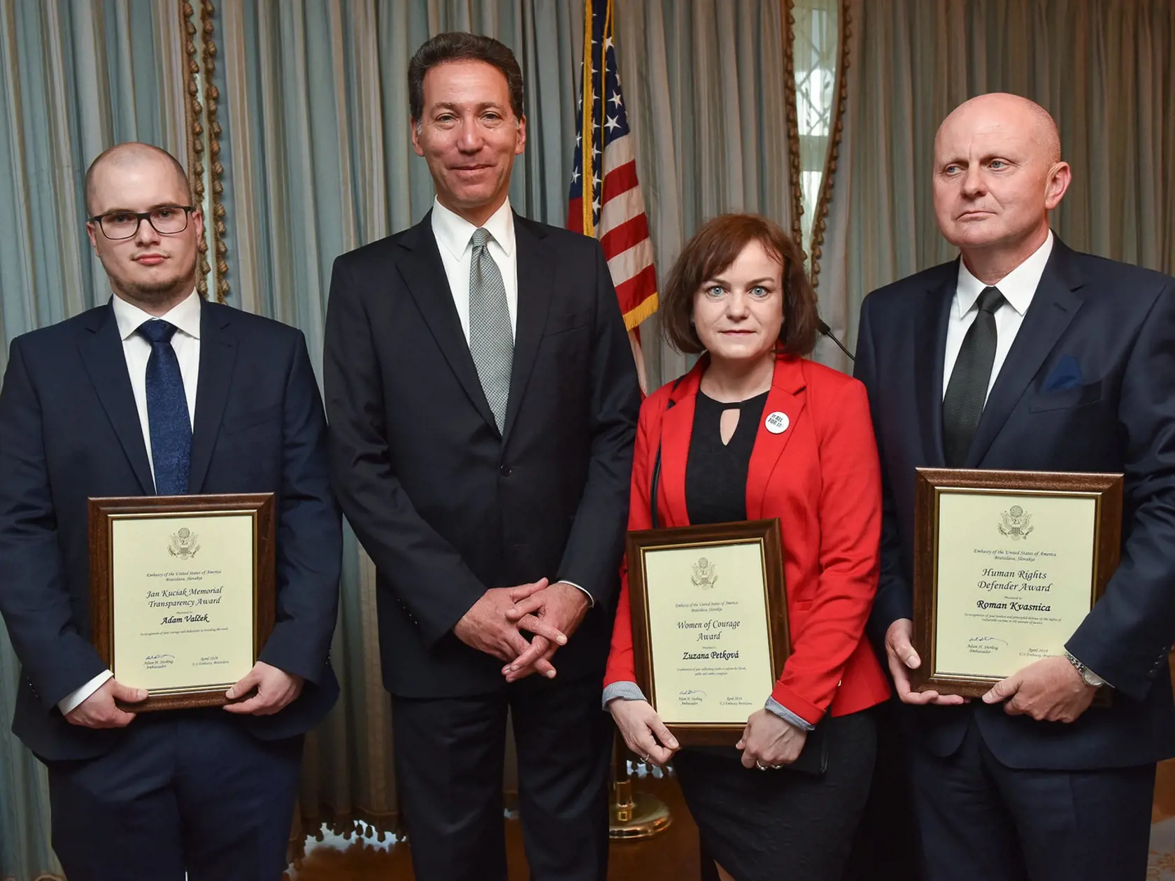 Adam Valček, Zuzana Petková a Roman Kvasnica získali cenu od Veľvyslanectva USA na Slovensku.