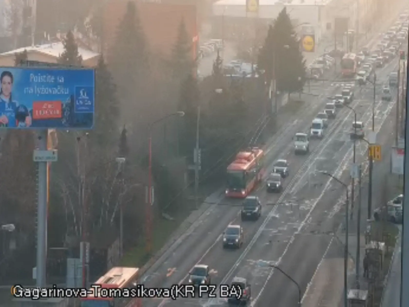Dopravu na cestách monitorujú online kamery. Na snímke je Gagarinova ulica 