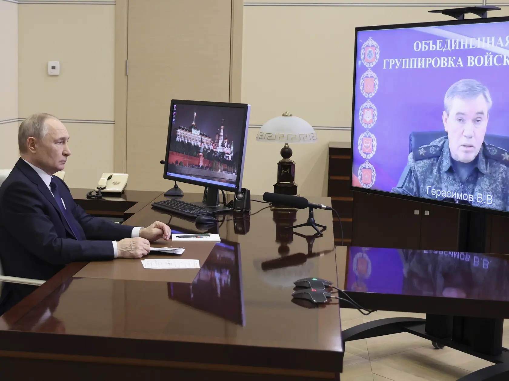 Ruský prezident Vladimir Putin počúva náčelníka generálneho štábu ruských ozbrojených síl Valerija Gerasimova počas ich stretnutia prostredníctvom videokonferencie v jeho rezidencii Novo-Ogarjovo pri Moskve 26. apríla 2025.